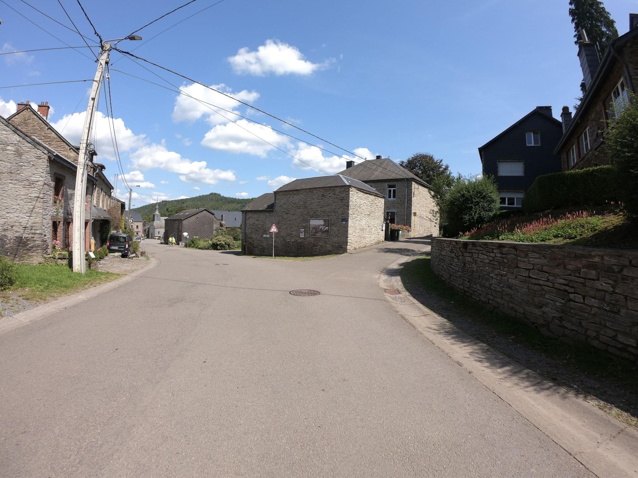 Street view near Vakantiehuis Le Verger, Bièvre — © joostjakob (CC BY-SA · Mapillary)