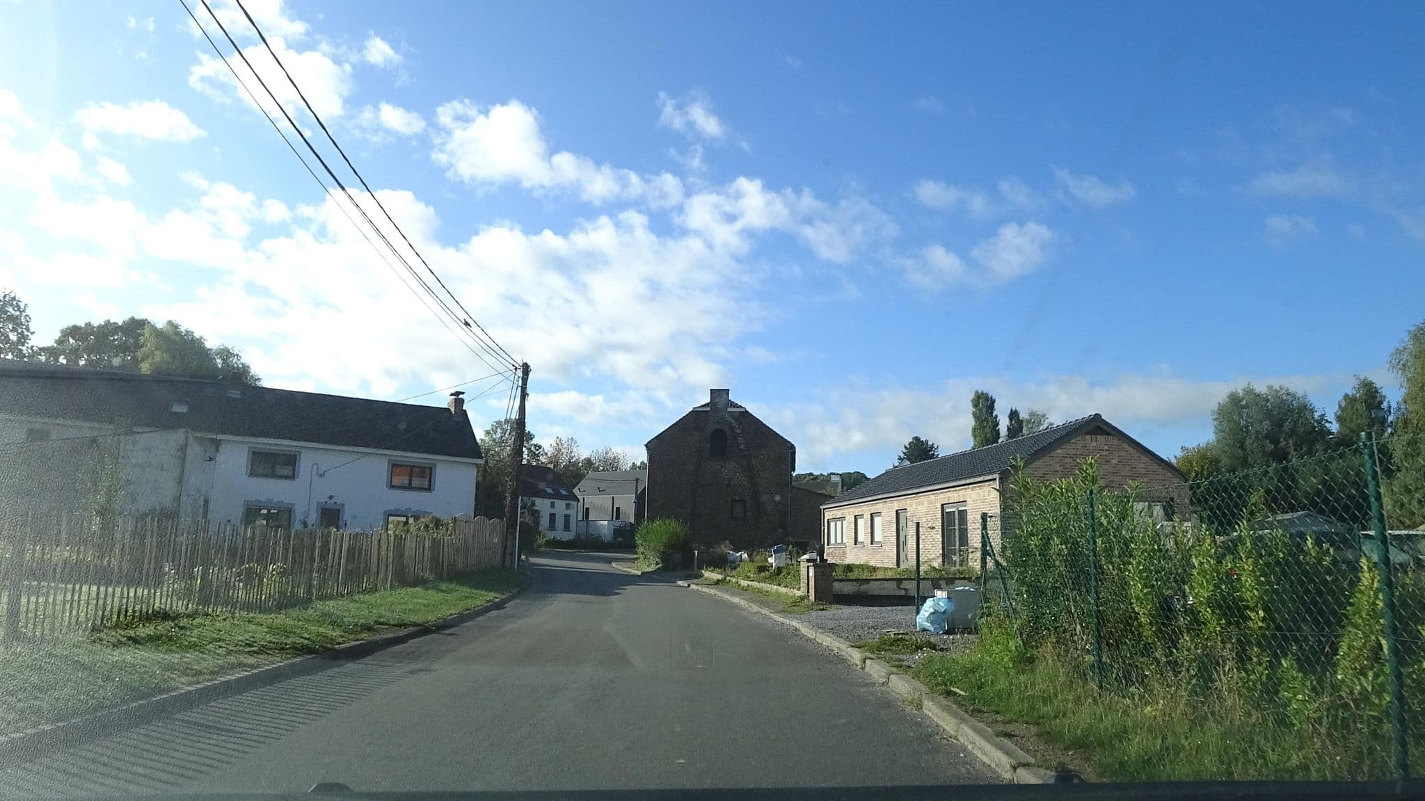 Street view near la pallande, Céroux-Mousty — © vbombaerts (CC BY-SA · Mapillary)