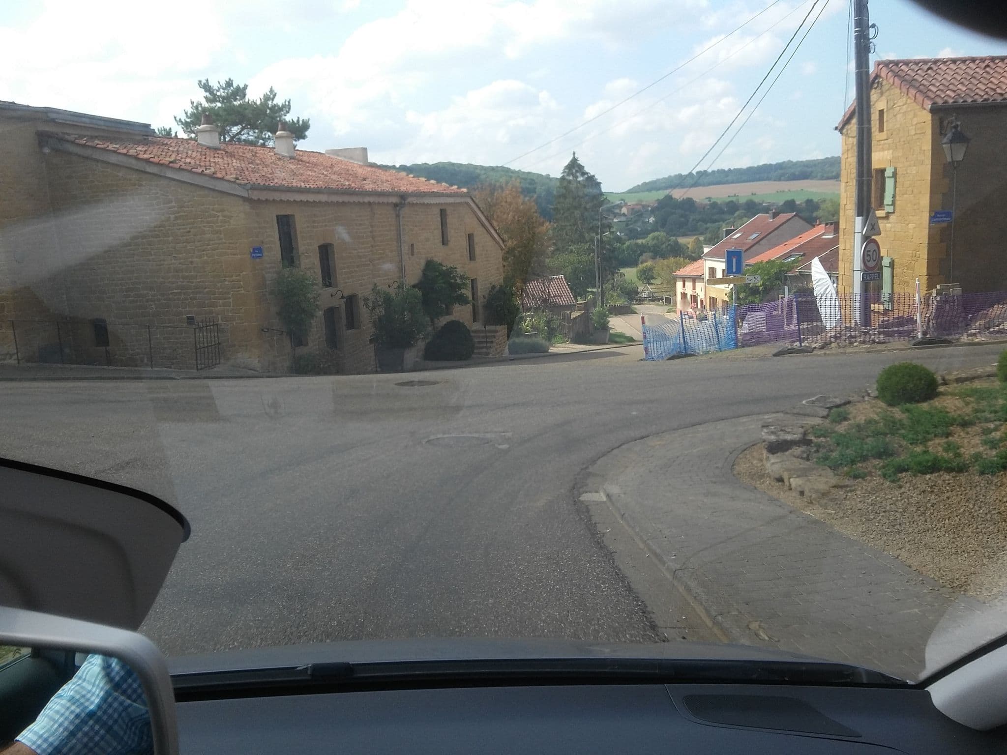 Street view near Le Manoir Ghislaine de Torgny, Rouvroy — © foxandpotatoes (CC BY-SA · Mapillary)