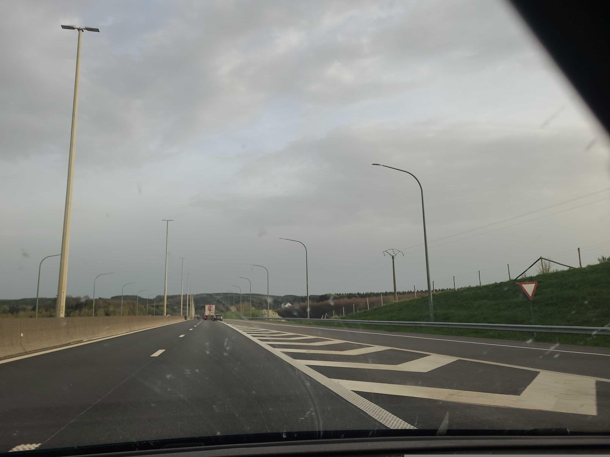Street view near Avenue du rock'n'roll, Léglise — © sergcatalan (CC BY-SA · Mapillary)
