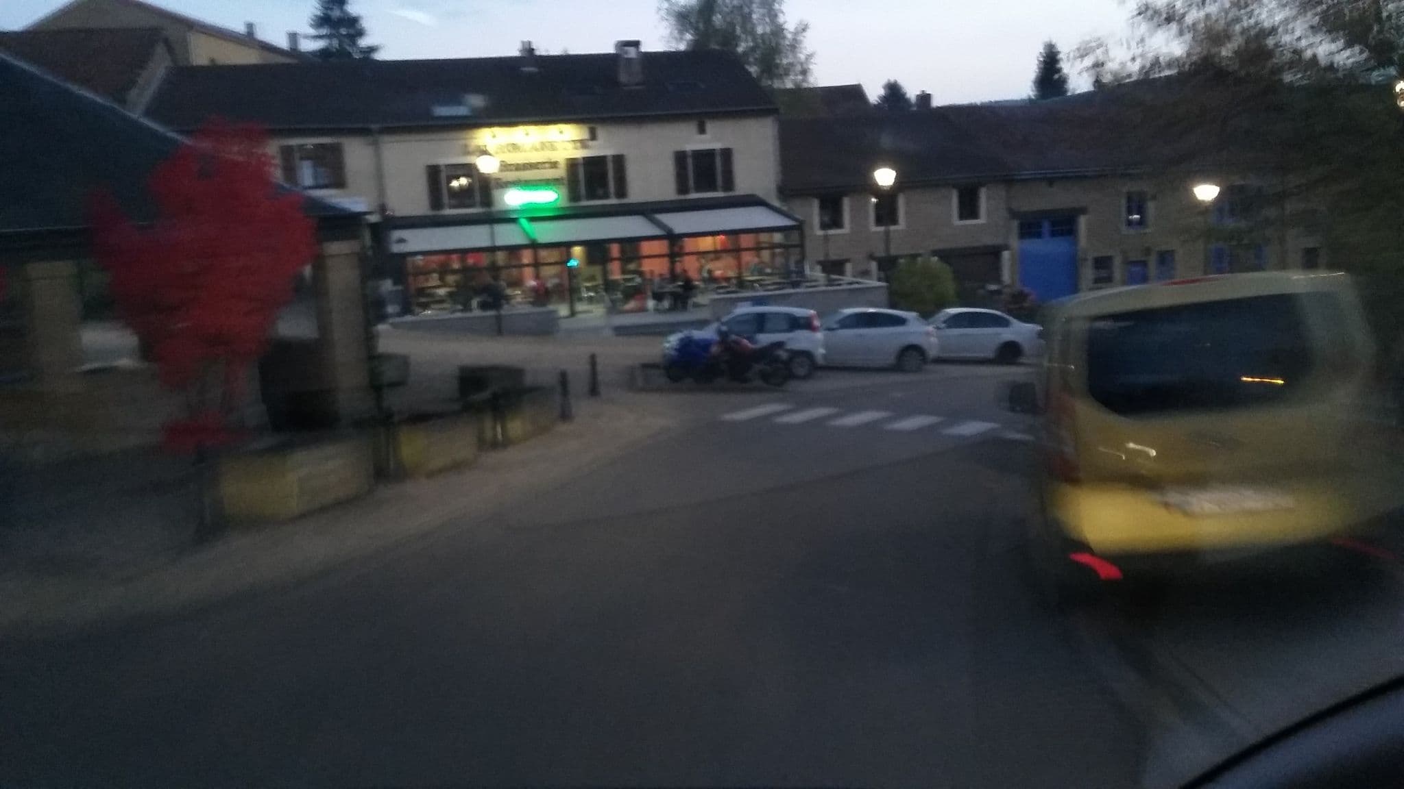 Street view near Romanette Travern And Restaurant, Rouvroy — © foxandpotatoes (CC BY-SA · Mapillary)