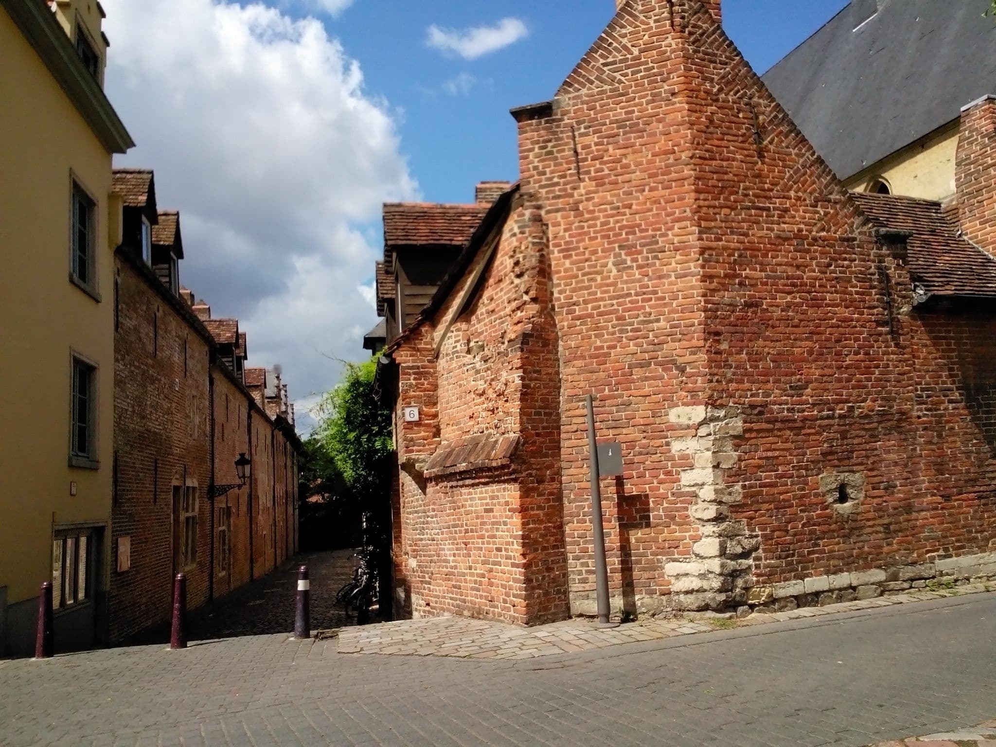 Street view near Het Leuvens Hof, Heverlee — © polyglot (CC BY-SA · Mapillary)