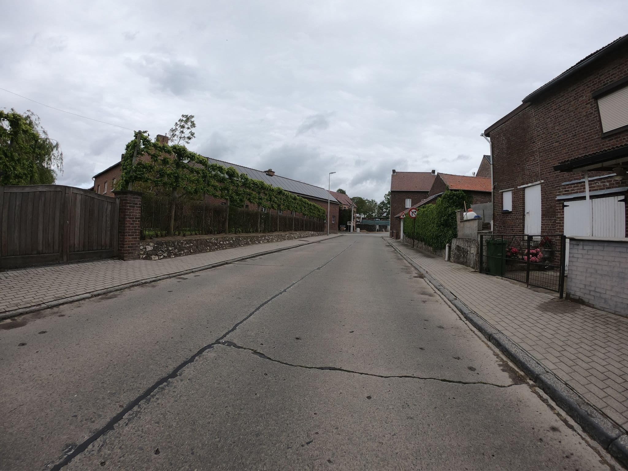 Street view near Pieterkeshoeve, Oreye — © joostjakob (CC BY-SA · Mapillary)