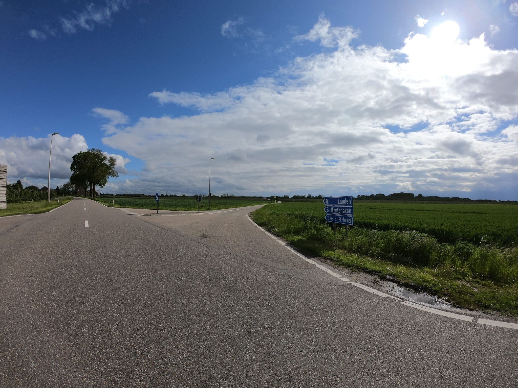 Street view near De Oude Katsei, Jeuk — © joostjakob (CC BY-SA · Mapillary)
