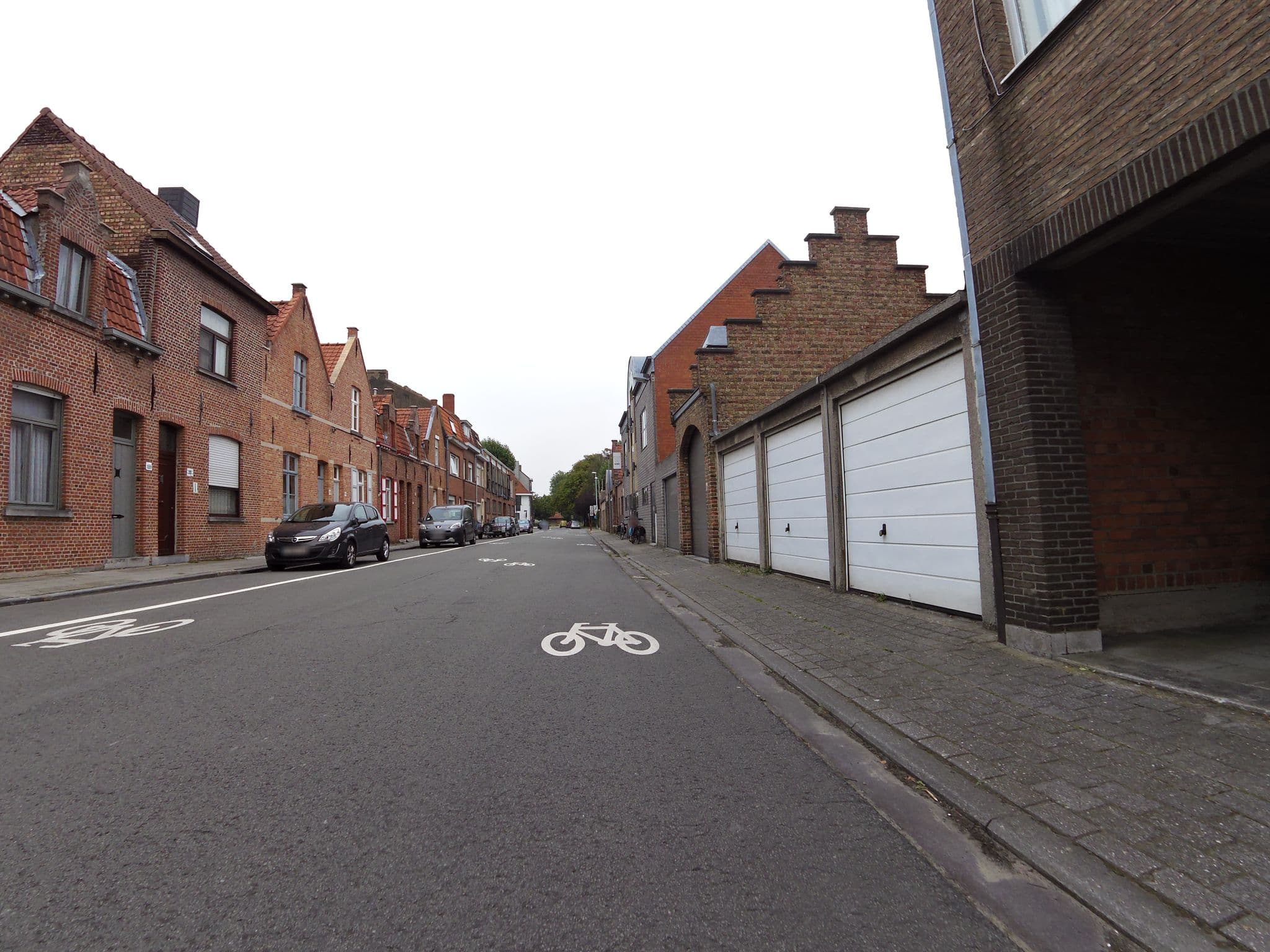 Street view near bedje onder dakraam @brugge, Brugge — © zors1843 (CC BY-SA · Mapillary)