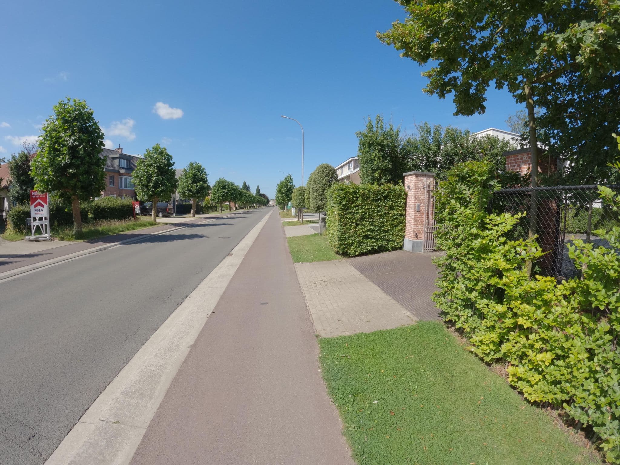 Street view near Hotel 't Witte Huis, Sint-Niklaas — © koninklijke (CC BY-SA · Mapillary)