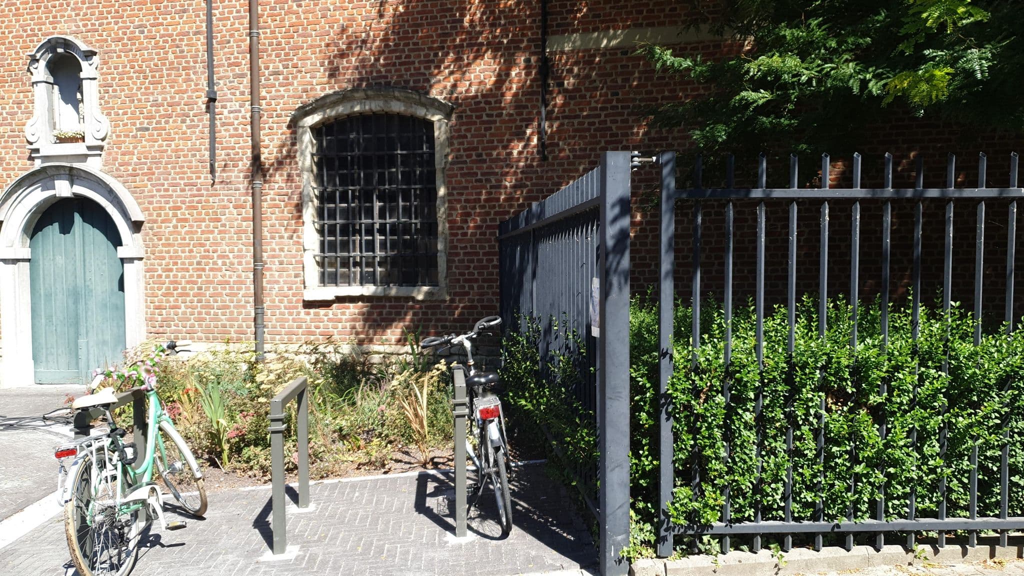 Street view near Logies The College, Sint-Niklaas — © filipc (CC BY-SA · Mapillary)