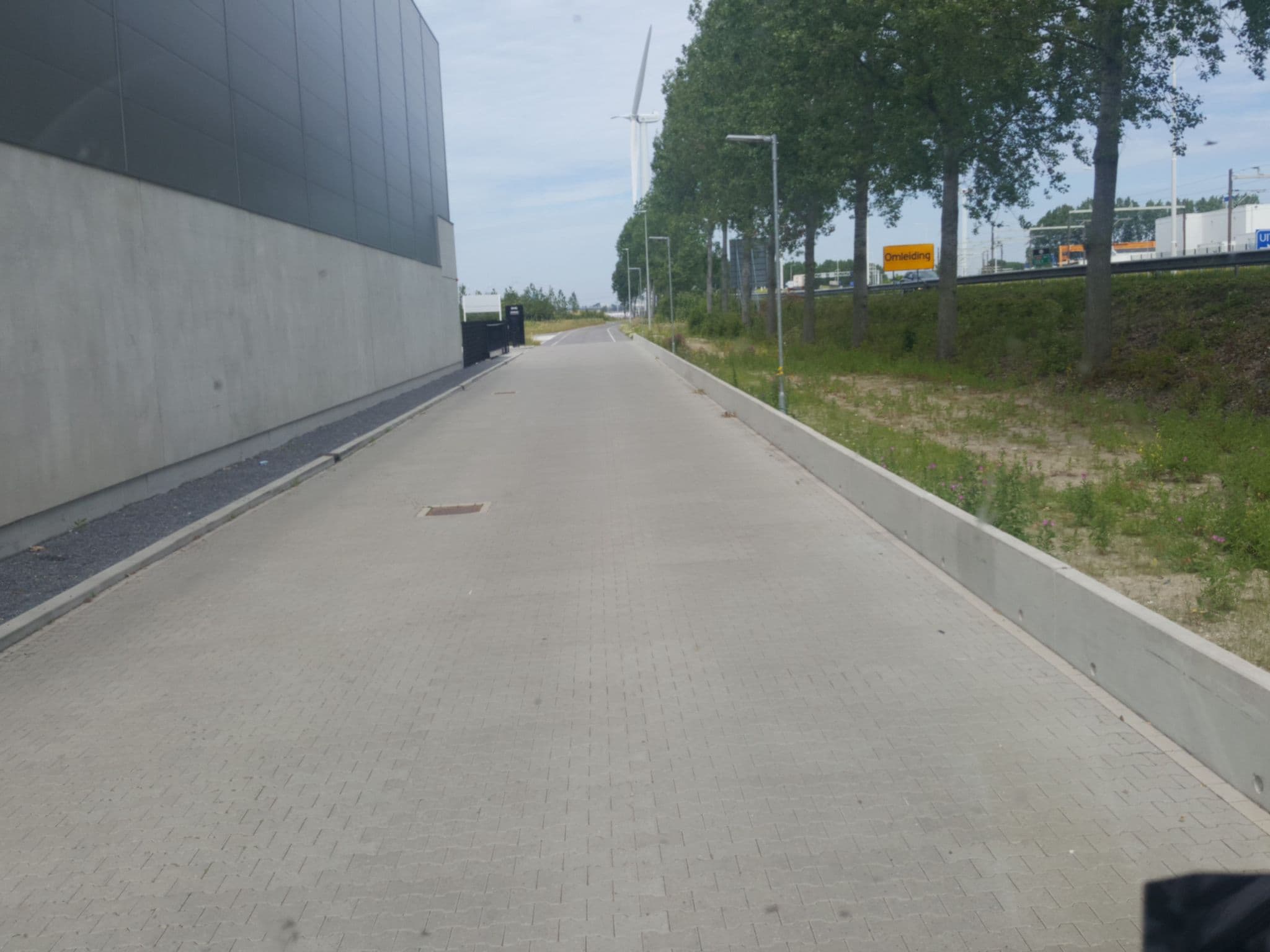 Street view near De Beer Hotel Europoort, Brielle — © klimakas (CC BY-SA · Mapillary)