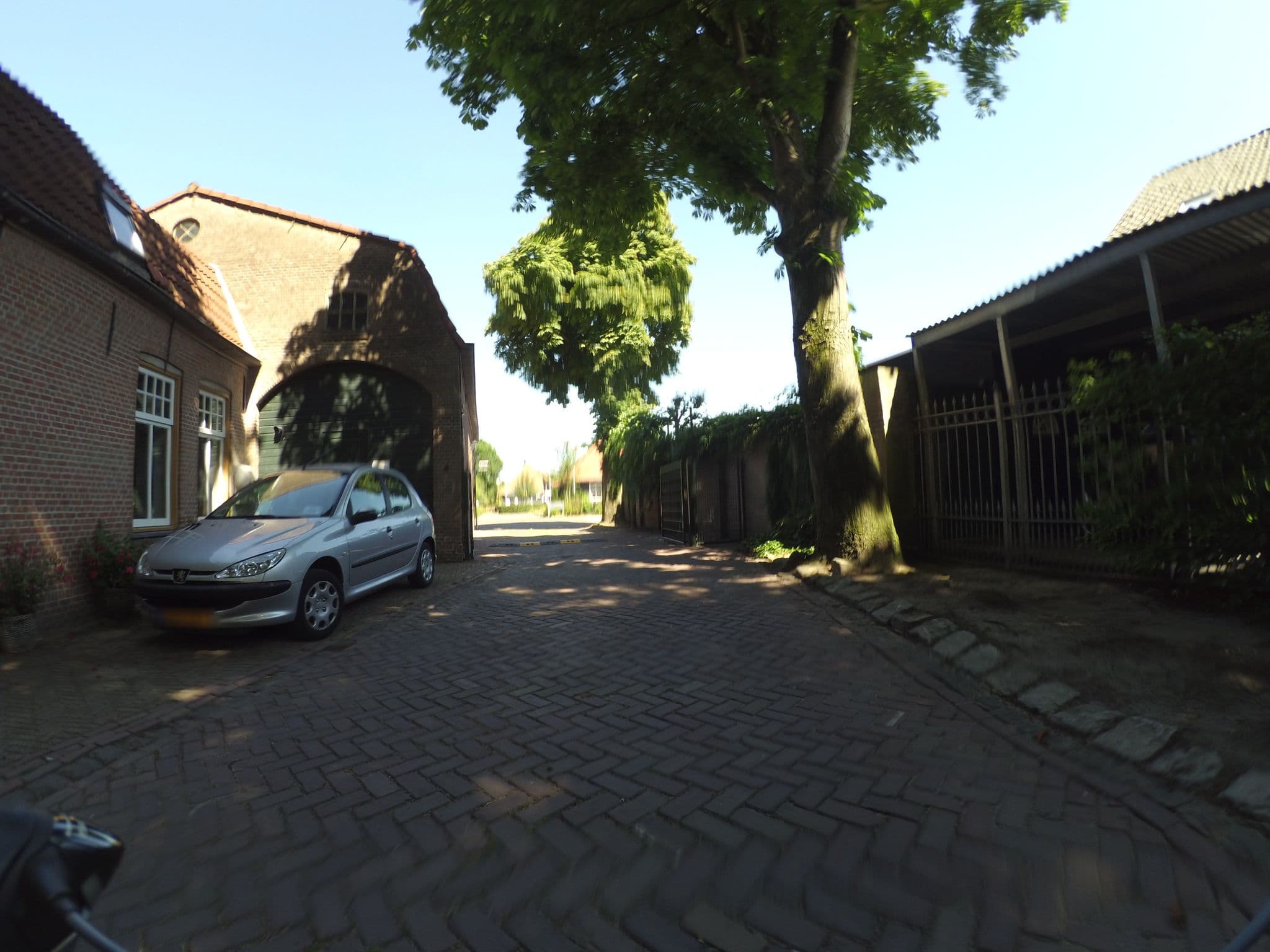 Street view near Resto-Hotel Het Hof, 's Gravenmoer — © peewee32 (CC BY-SA · Mapillary)