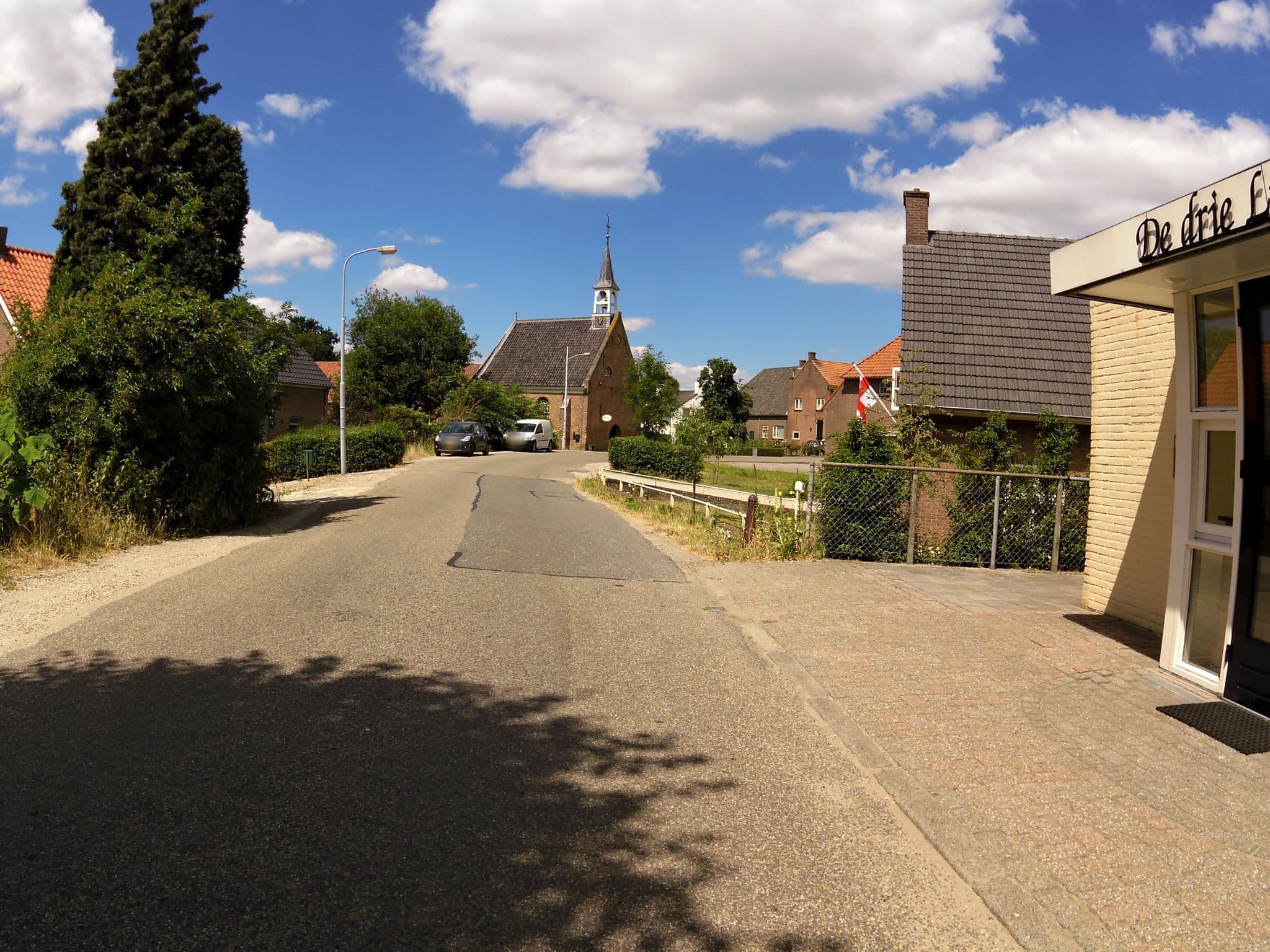 Street view near Dorpshuis De Drie Linden, Rossum — © marczoutendijk (CC BY-SA · Mapillary)