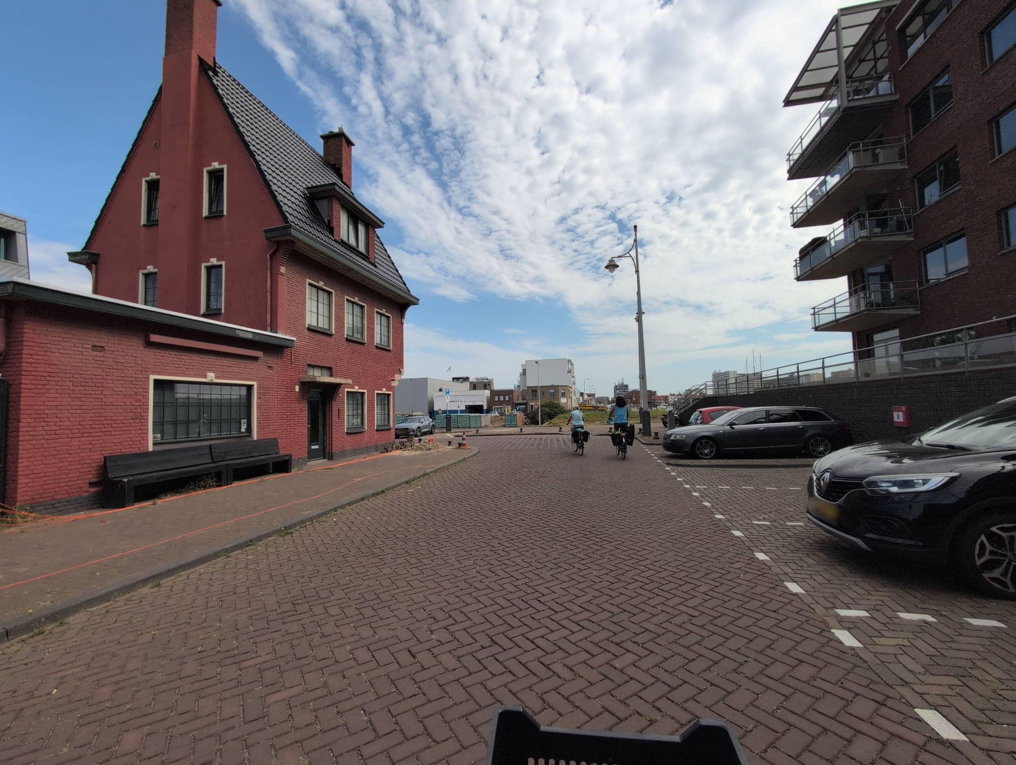 Street view near Roompot Vakanties Nautisch Centrum Scheveningen, Duindorp — © ofalvai (CC BY-SA · Mapillary)