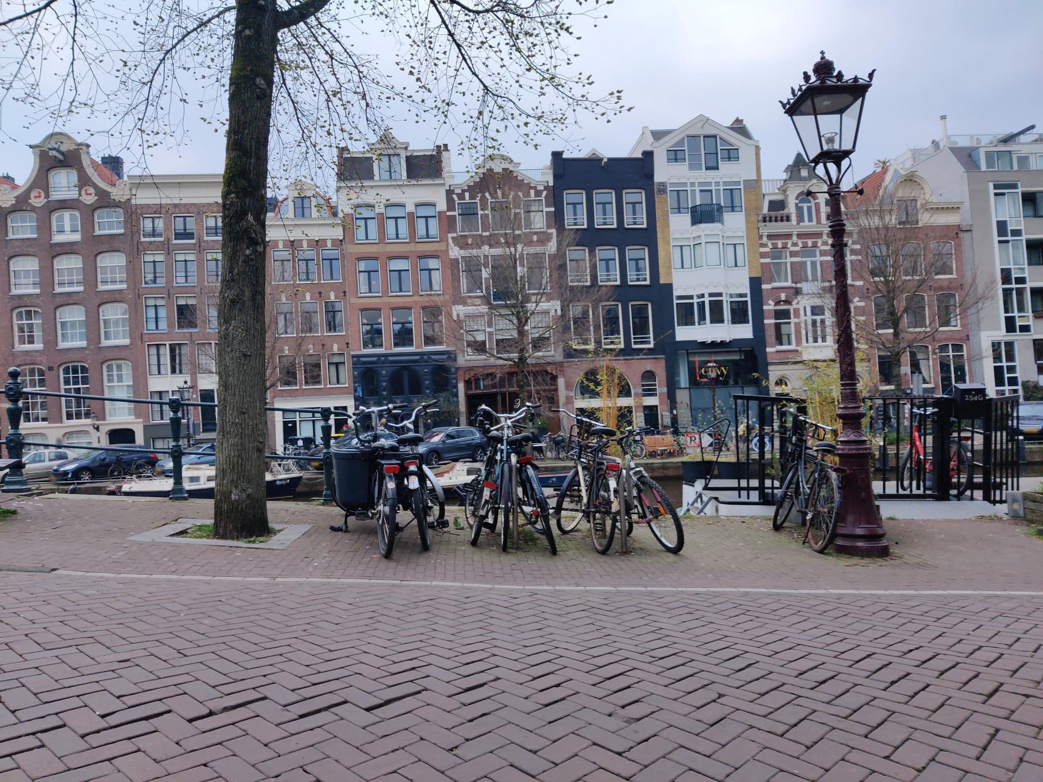 Street view near Houseboat Cecilia, Amsterdam — © tumblecow (CC BY-SA · Mapillary)