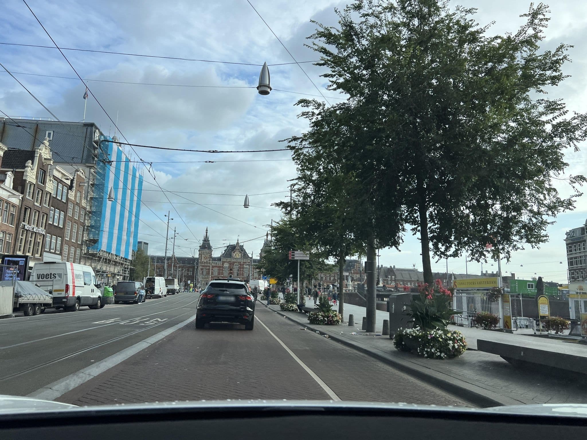 Street view near Old City Centre apartments - Damrak building, Amsterdam — © ottor (CC BY-SA · Mapillary)