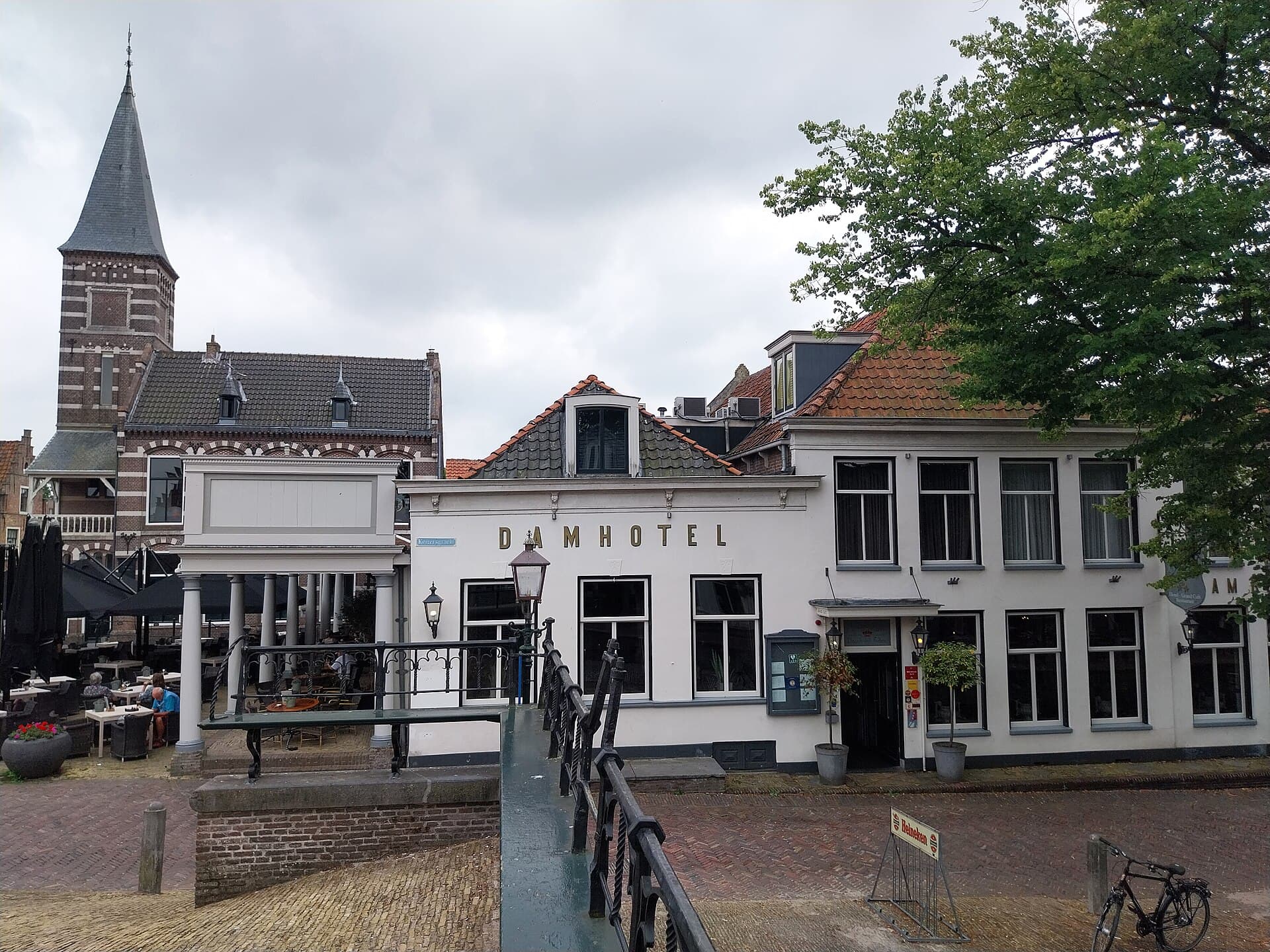 L'Auberge Damhotel (via Wikimedia Commons, CC BY-SA 3.0)