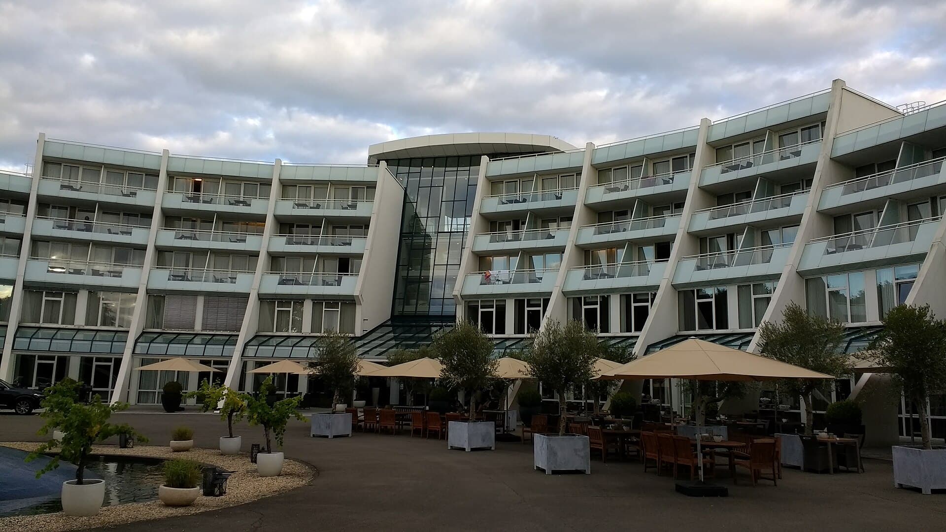 Sanadome Hotel & Spa (via Wikimedia Commons, CC BY-SA 4.0)