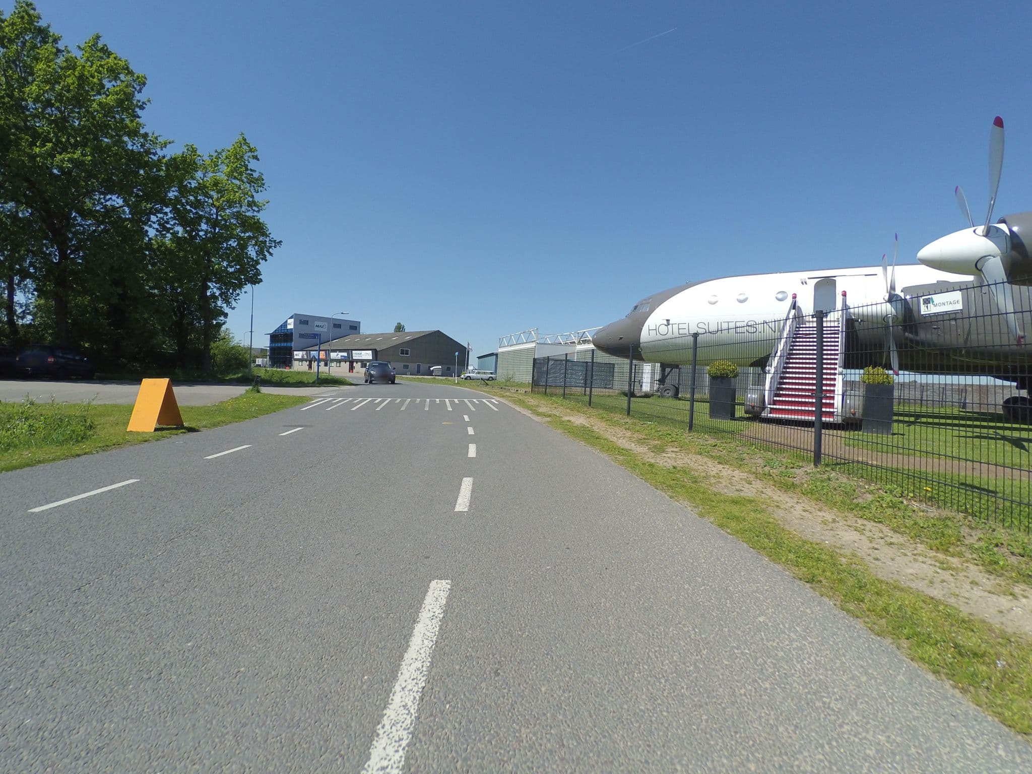 Street view near Vliegtuigsuite Teuge, Twello — © peewee32 (CC BY-SA · Mapillary)