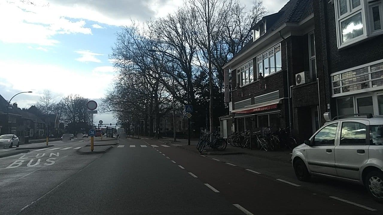 Street view near Voormalig Parkhotel Enschede nu (La Roche), Twekkelerveld — © meloentje (CC BY-SA · Mapillary)
