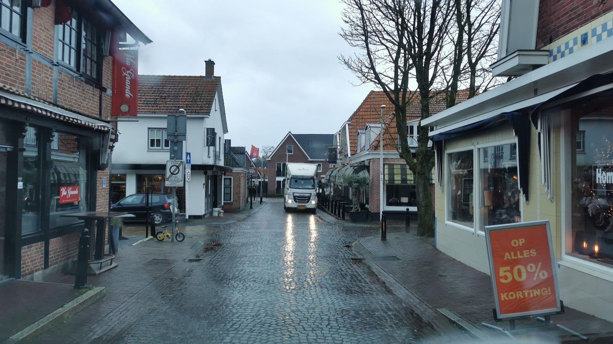 Street view near La Vita E Bella, Ootmarsum — © jonrellim (CC BY-SA · Mapillary)