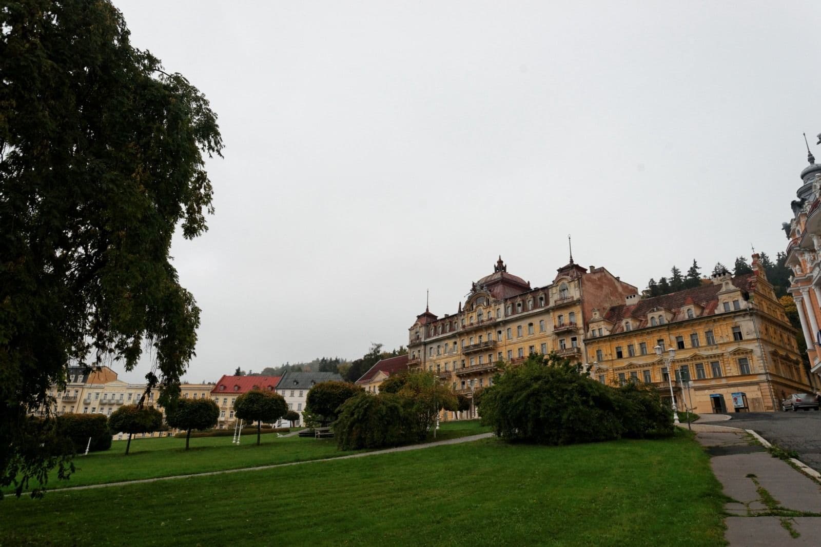 Street view near Hvězda - Imperial Ensana Health Spa Hotel, Mariánské Lázně — © txllxt (CC BY-SA · Mapillary)