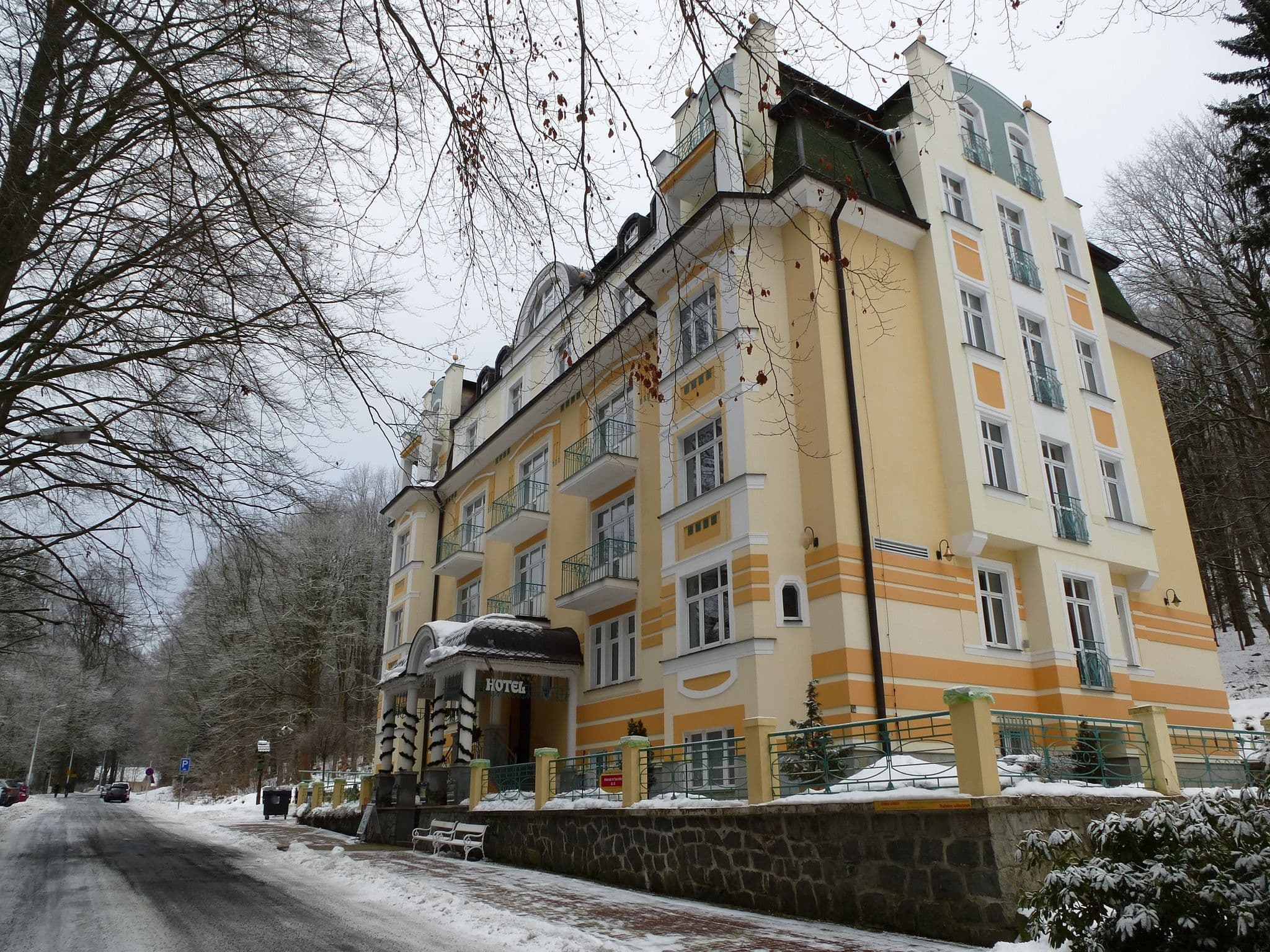 Street view near Villa Savoy, Mariánské Lázně — © akovt (CC BY-SA · Mapillary)