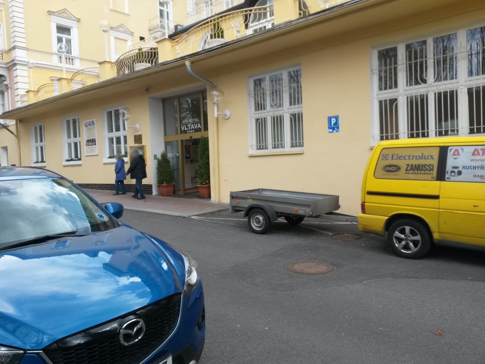 Street view near Lázeňský hotel Vltava, Mariánské Lázně — © rausk (CC BY-SA · Mapillary)