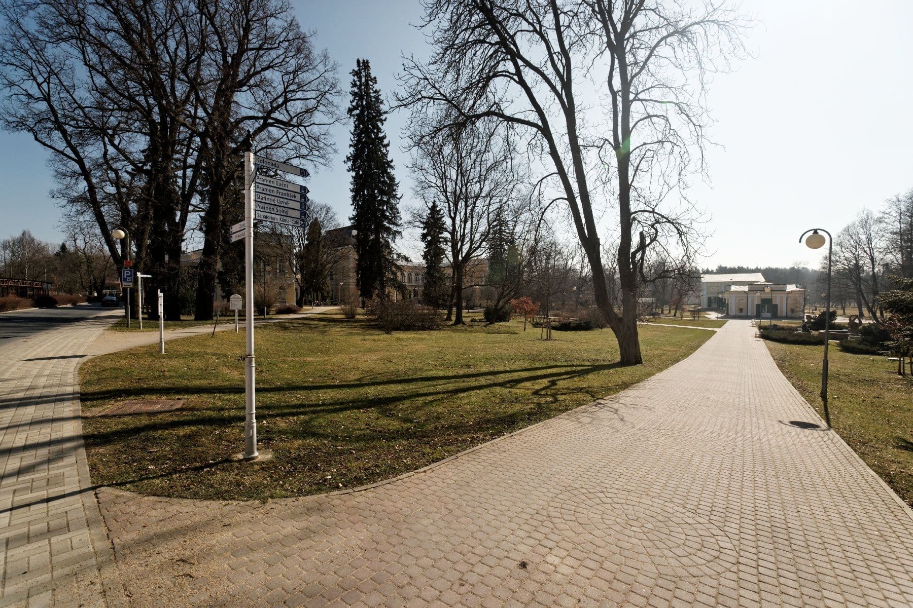 Street view near Lázeňský hotel Pawlik, Františkovy Lázně — © txllxt (CC BY-SA · Mapillary)