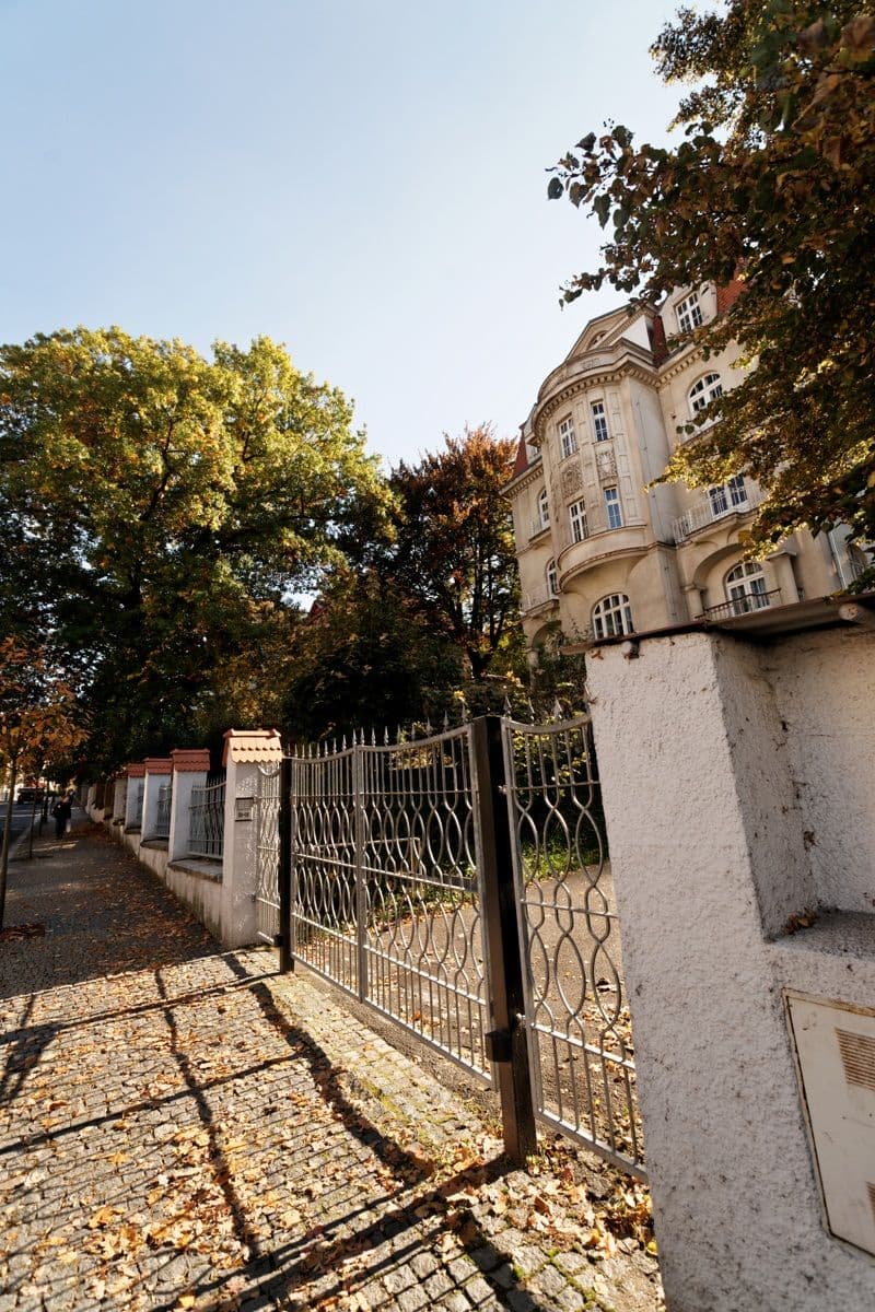Street view near Karle Jrzeho, Karlovy Vary — © txllxt (CC BY-SA · Mapillary)