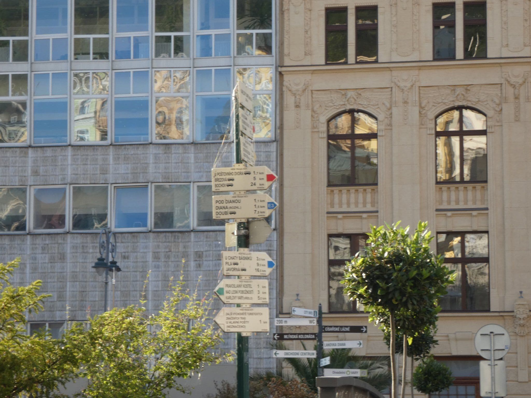 Street view near Hotel Garni Kučera, Karlovy Vary — © utvonalfelmeresek (CC BY-SA · Mapillary)