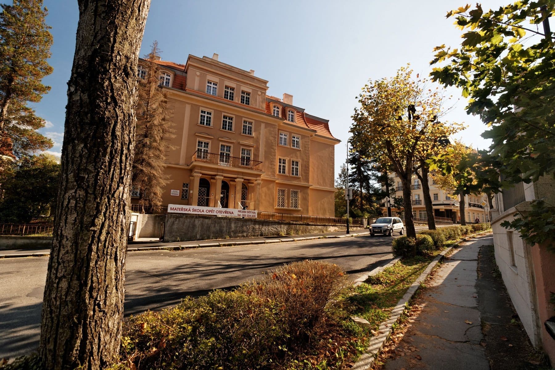 Street view near Vila Titania, Karlovy Vary — © txllxt (CC BY-SA · Mapillary)