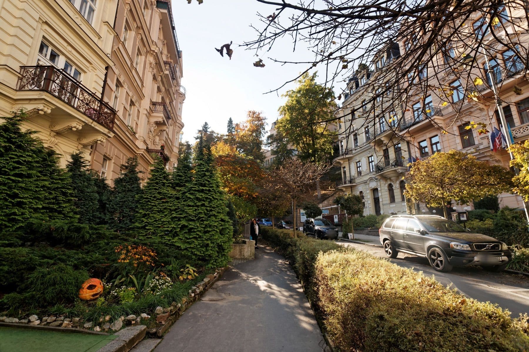 Street view near Čajkovskij Palace, Karlovy Vary — © txllxt (CC BY-SA · Mapillary)