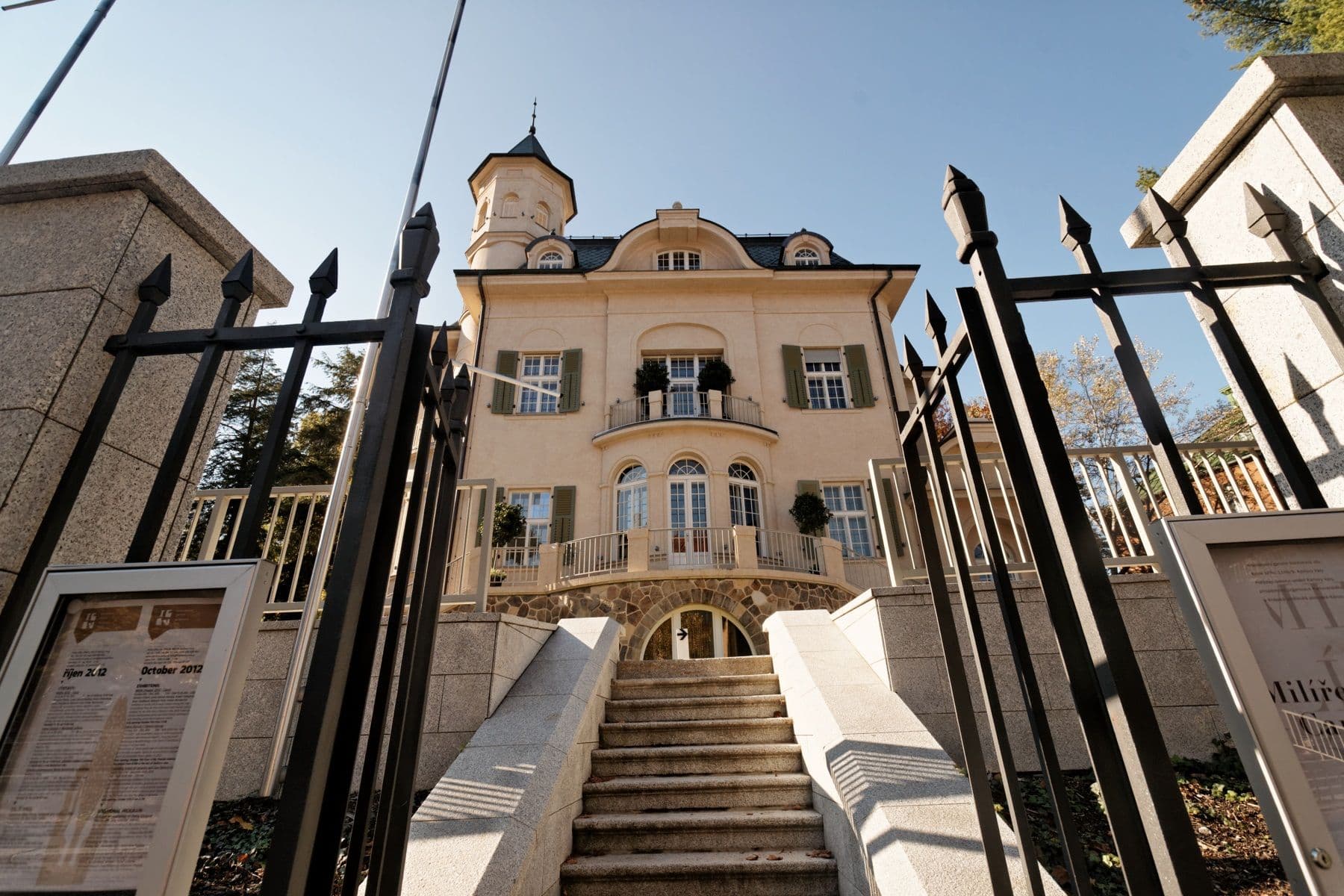 Street view near King George Apartment, Karlovy Vary — © txllxt (CC BY-SA · Mapillary)