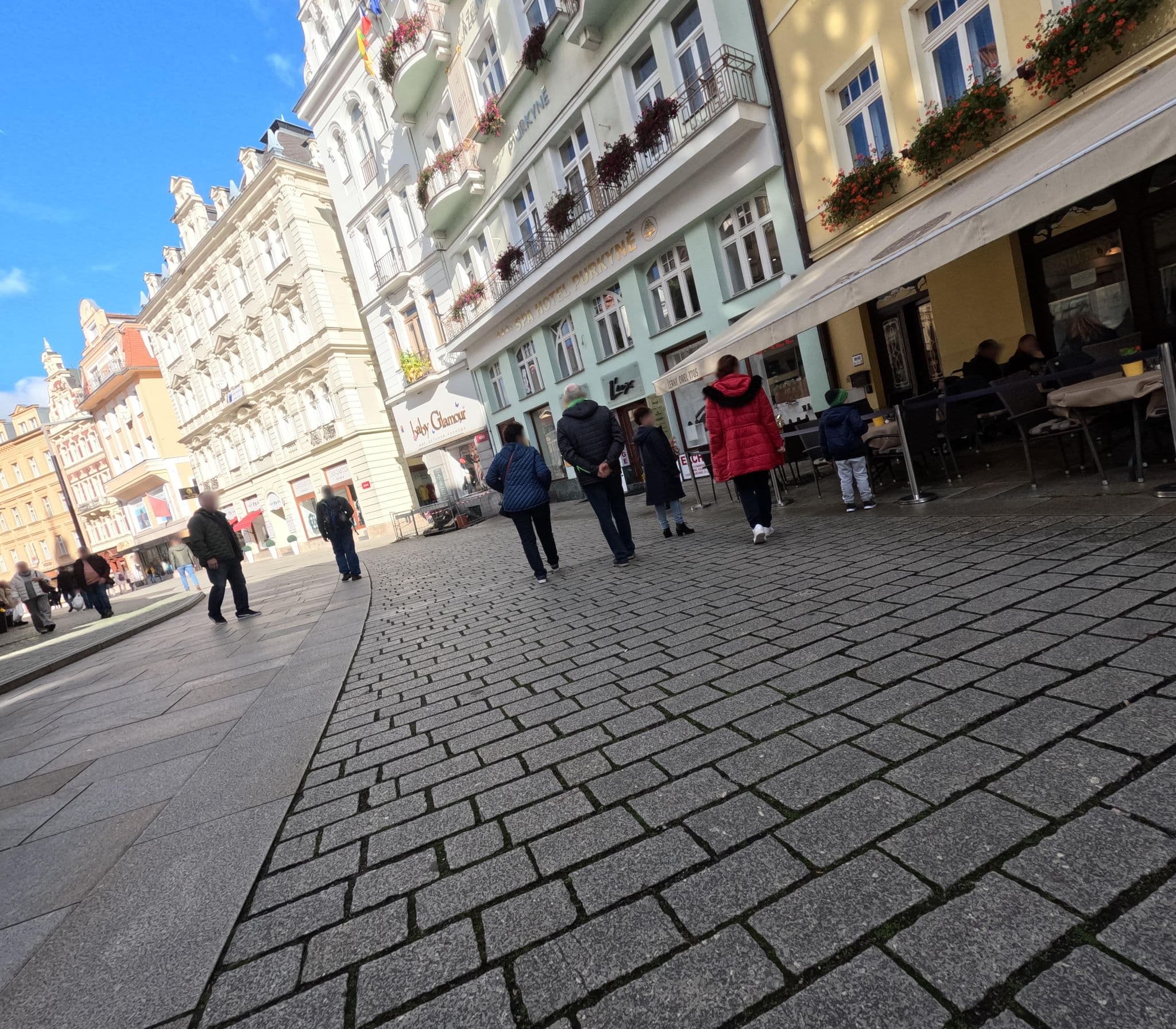 Street view near Apartments Tri Prsteny, Karlovy Vary — © chuck (CC BY-SA · Mapillary)