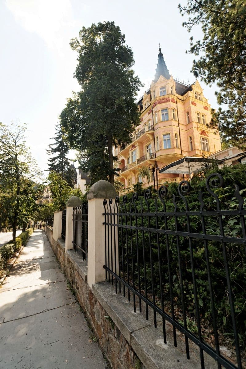 Street view near Hotel Smetana - Vyšehrad, Karlovy Vary — © txllxt (CC BY-SA · Mapillary)