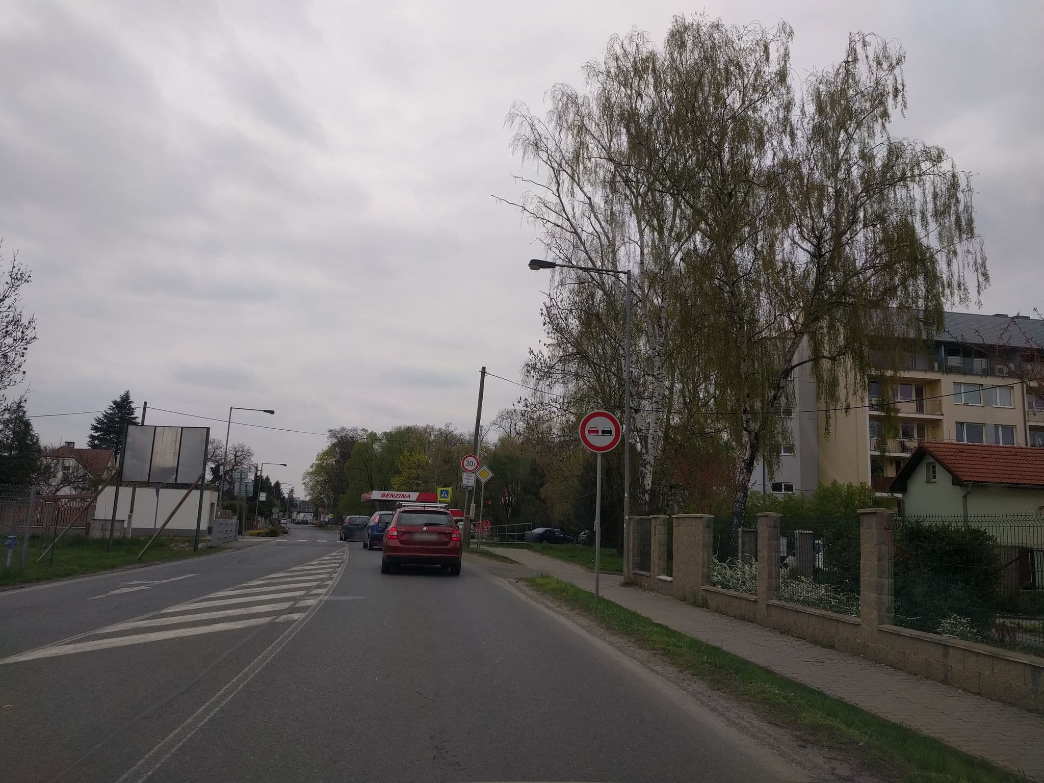 Street view near Středisko výchovné péče, Dětský domov se školou, dětský domov a základní škola, Dobřichovice, Dobřichovice — © zbycz (CC BY-SA · Mapillary)