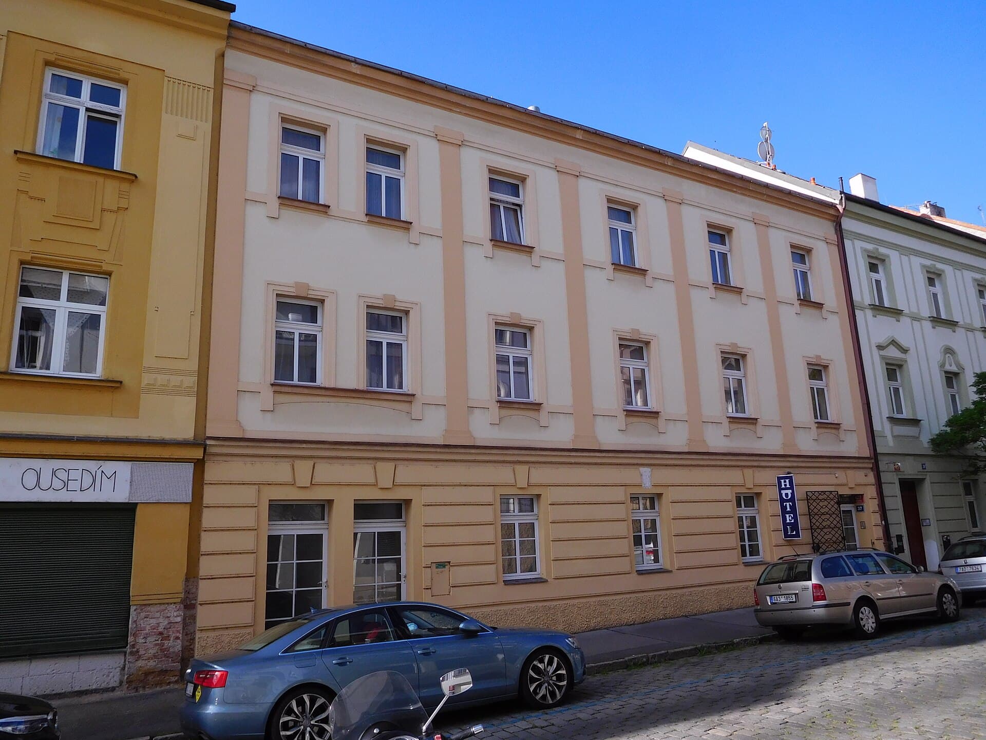 Hotel Aton (via Wikimedia Commons, CC BY-SA 3.0)