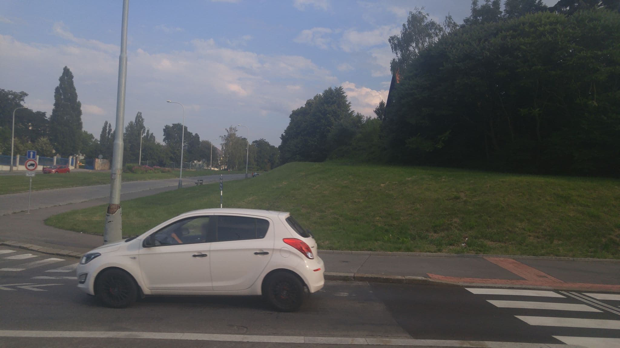 Street view near Apartment Na Petrinach, Veleslavín — © pbb (CC BY-SA · Mapillary)