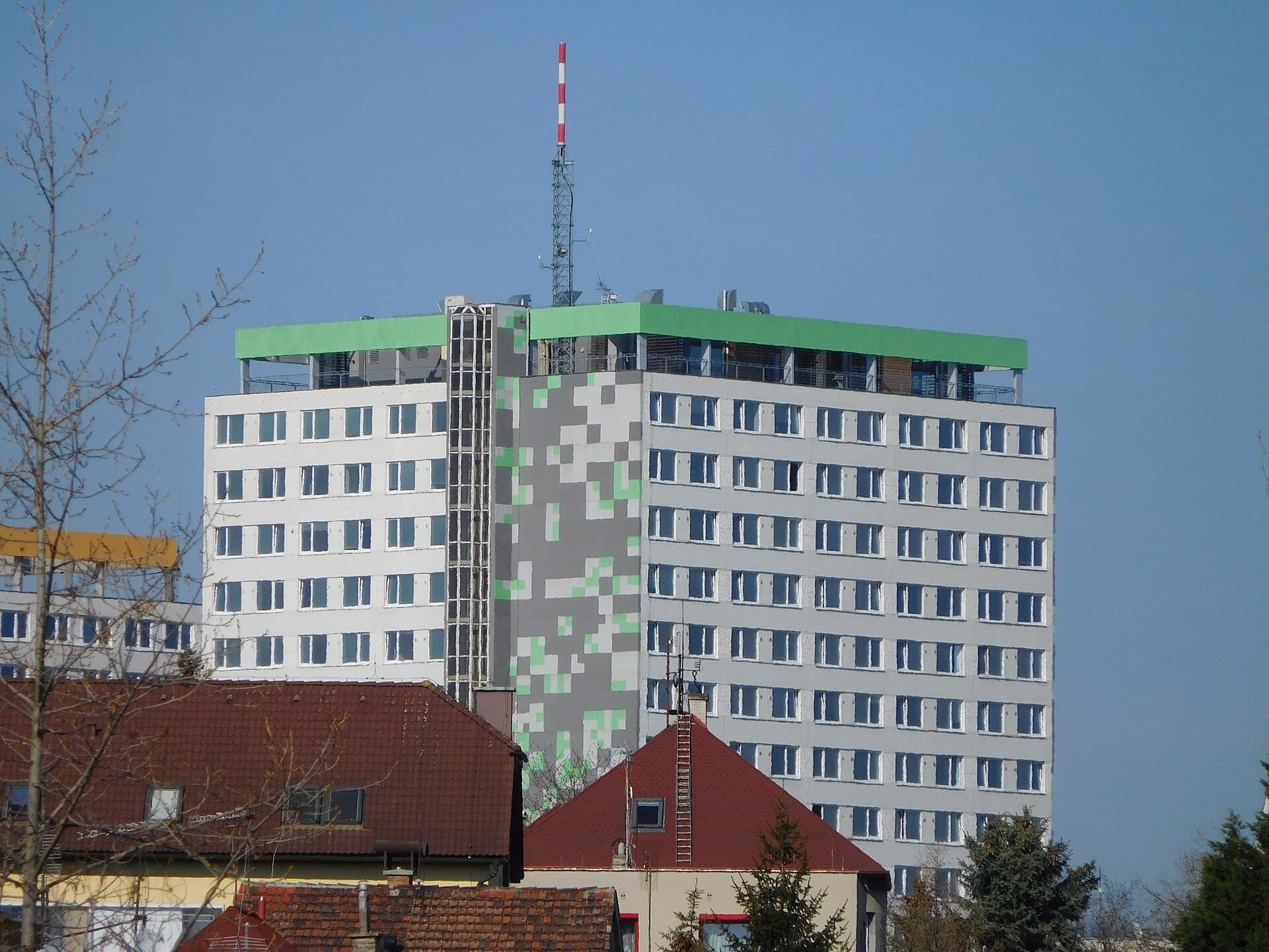DC Rezidence - Domyno (via Wikimedia Commons, CC BY-SA 3.0)
