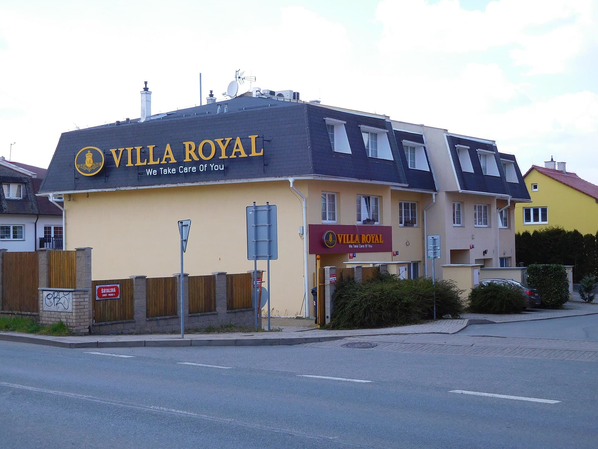 Villa Royal (via Wikimedia Commons, CC BY-SA 3.0)