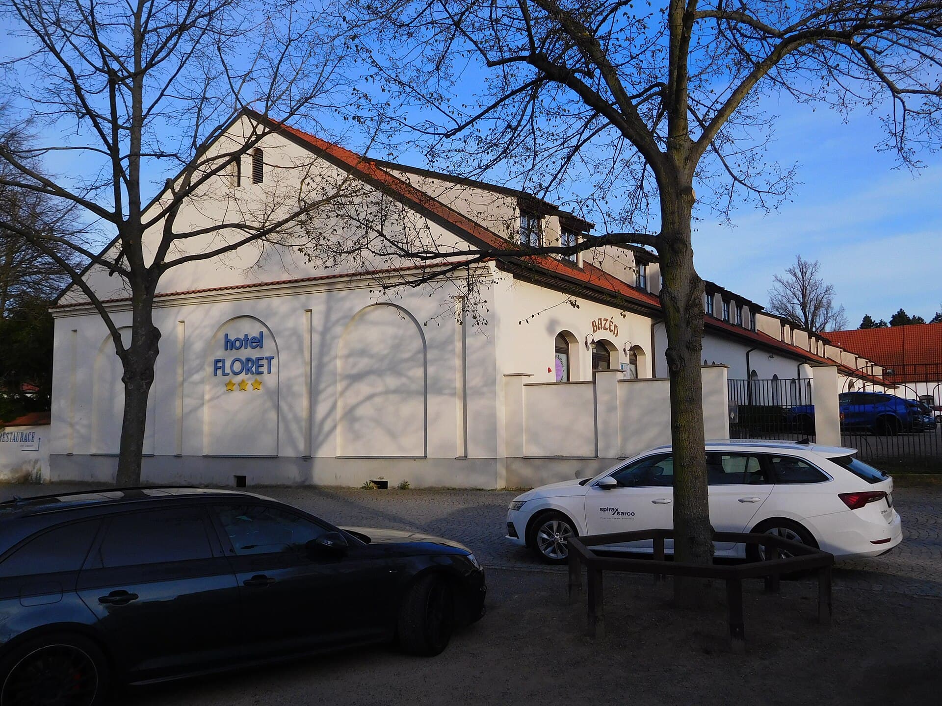 Hotel Floret (via Wikimedia Commons, CC BY-SA 4.0)