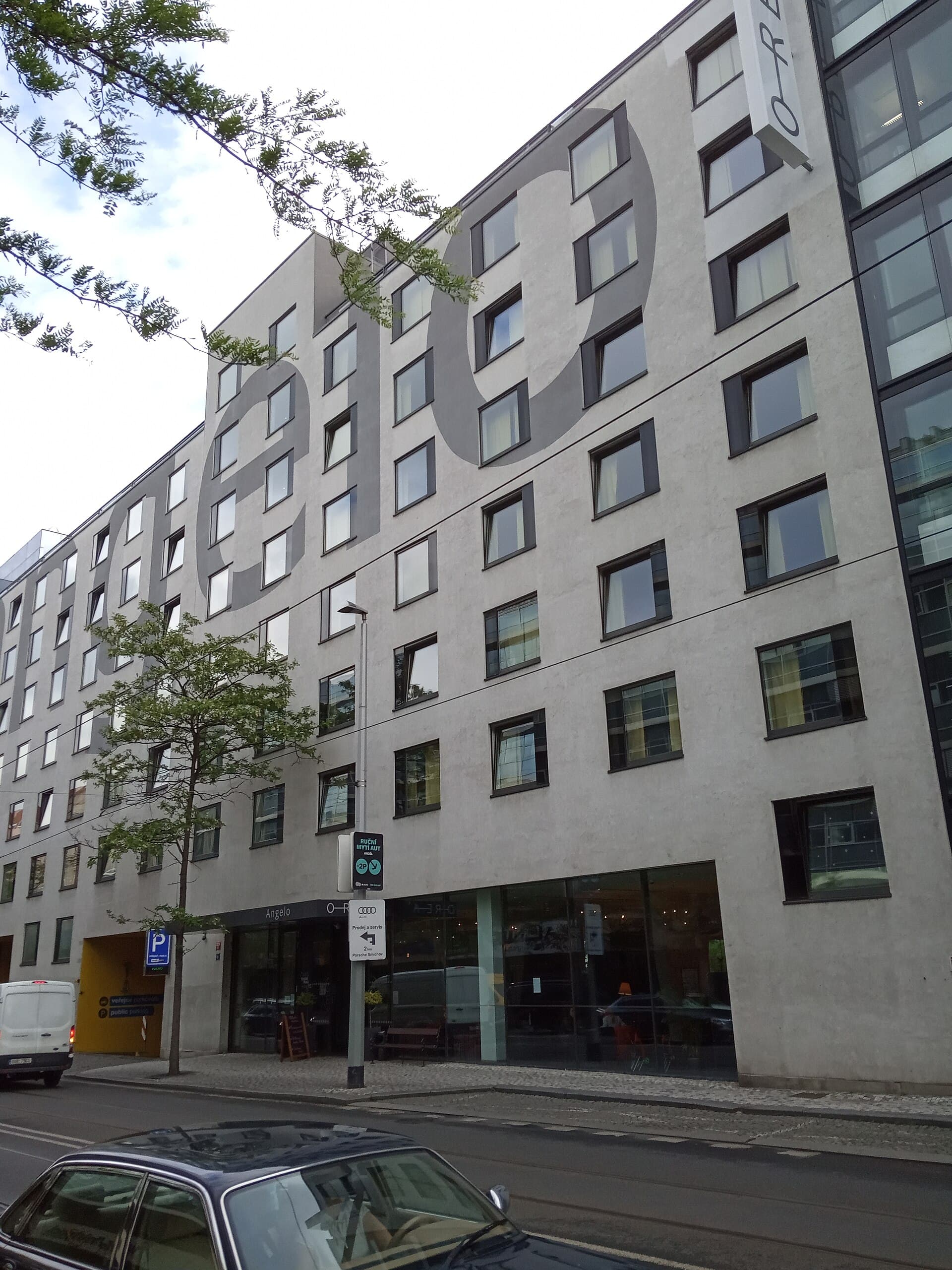 Orea Hotel Angelo Praha (via Wikimedia Commons, CC BY-SA 4.0)