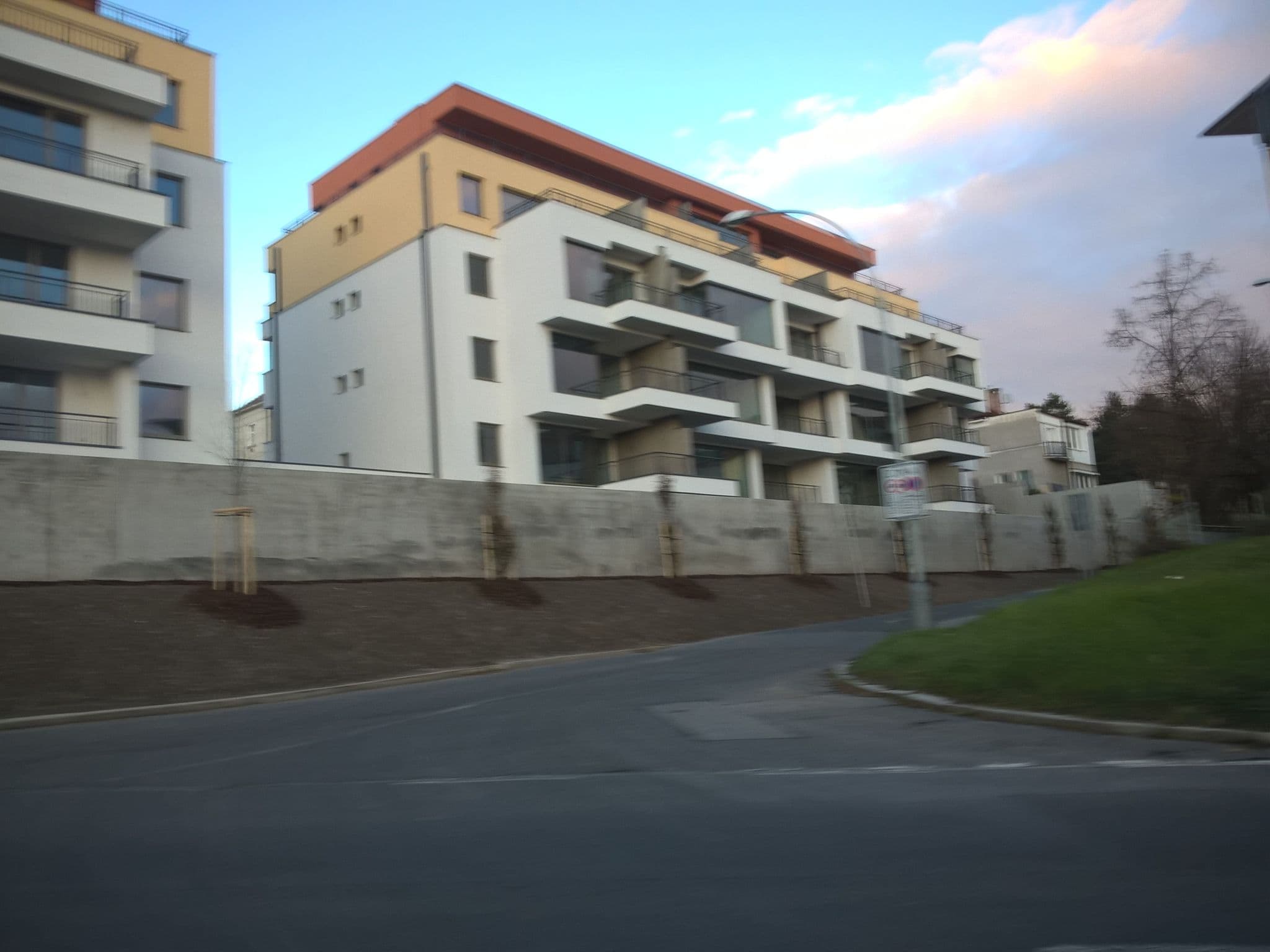 Street view near Apartment Na Hrebenkach, Košíře — © pbb (CC BY-SA · Mapillary)