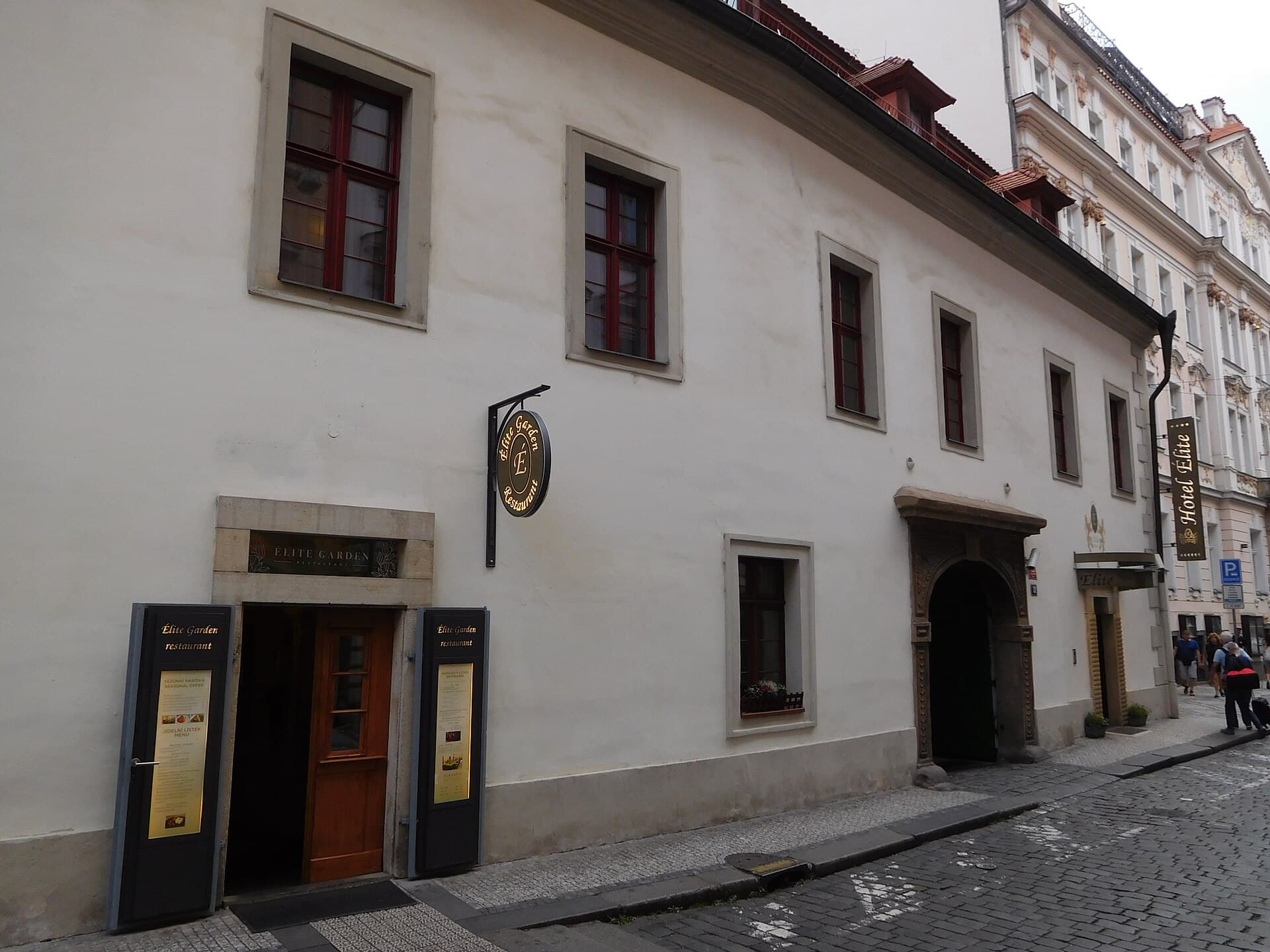 Hotel Elite (via Wikimedia Commons, CC BY-SA 3.0)