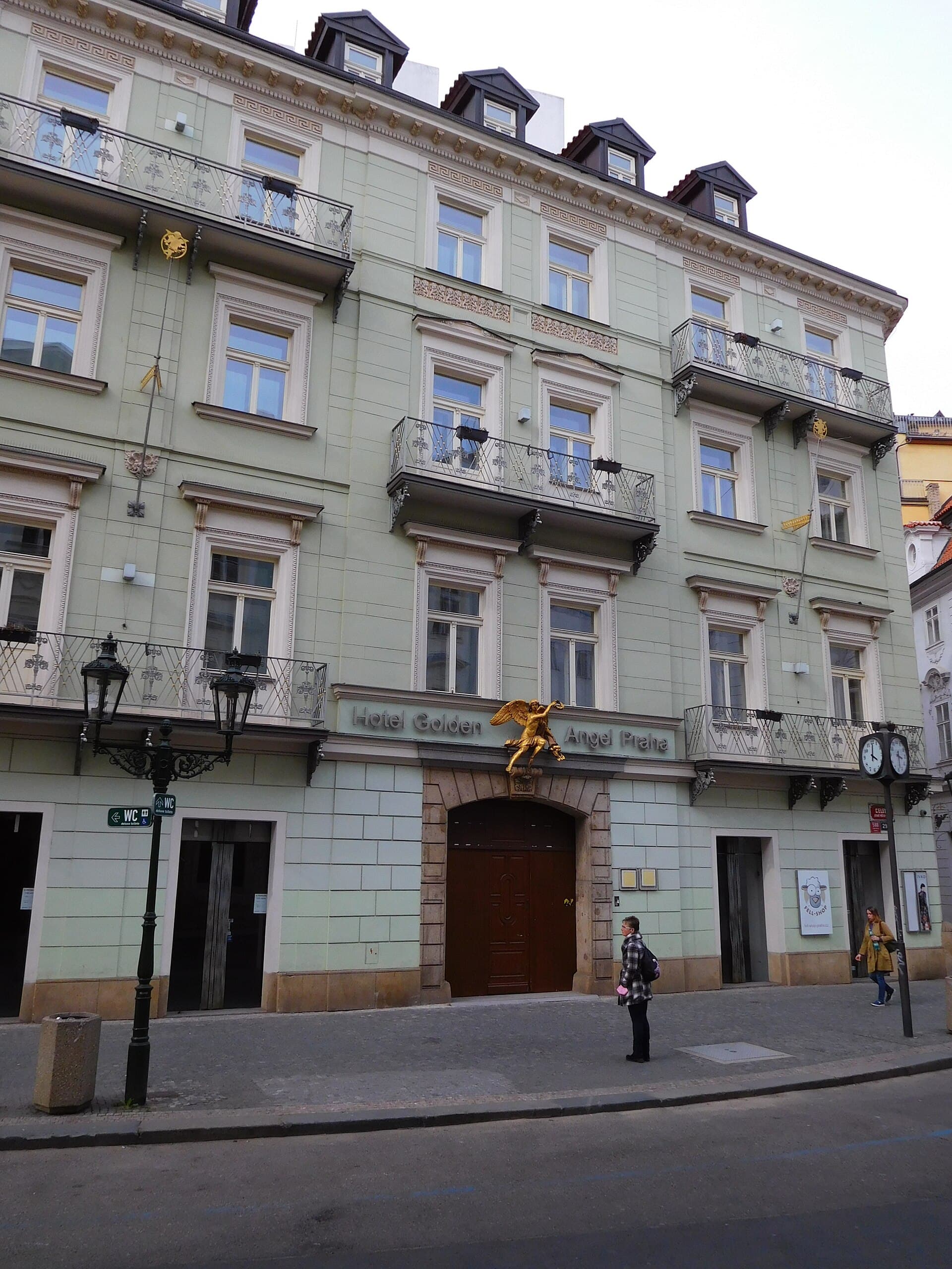 Hotel Golden Angel (via Wikimedia Commons, CC BY-SA 3.0)