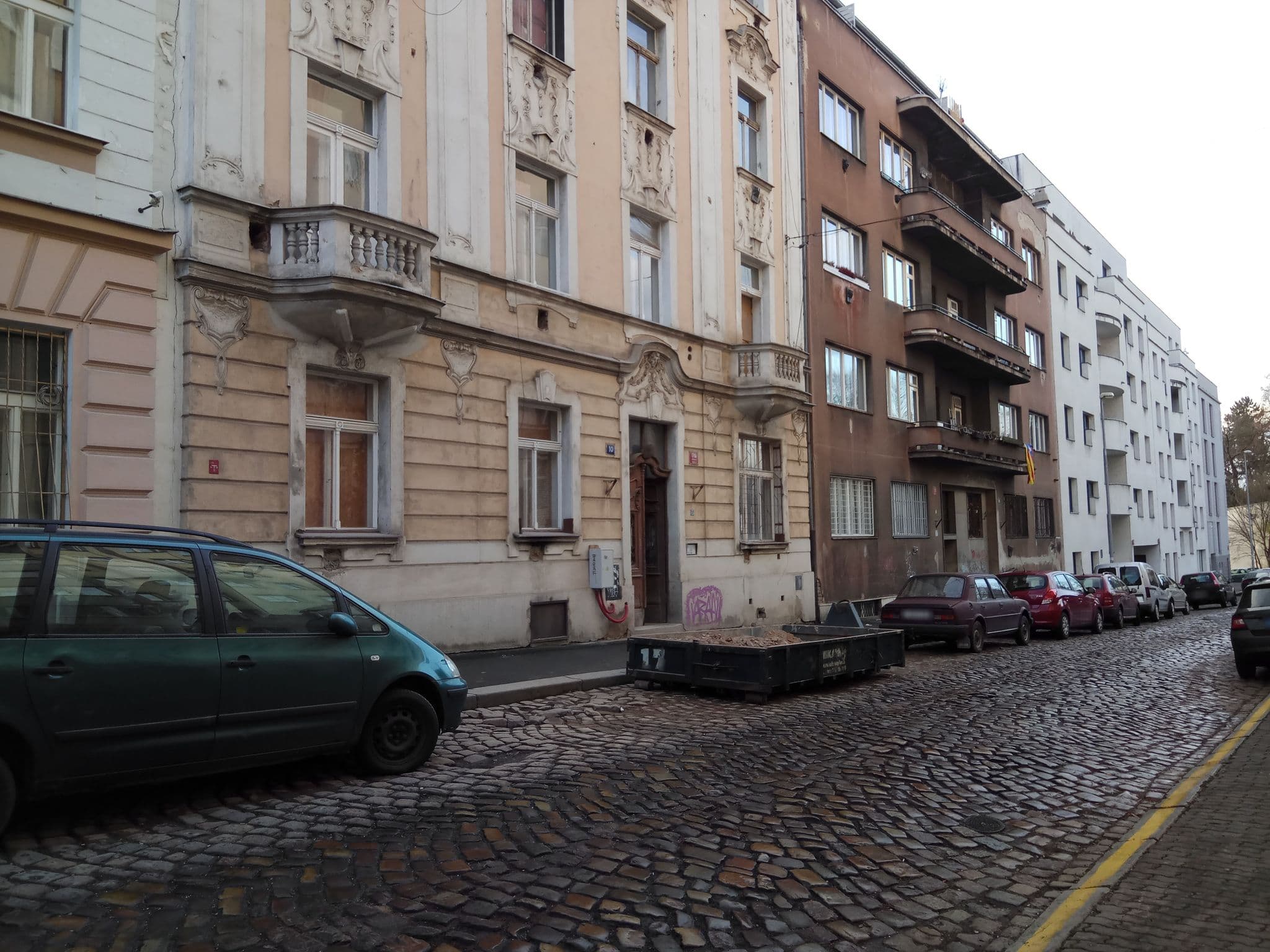 Street view near Aladin (Monte Carlo) Hotel, Královské Vinohrady — © alexsx (CC BY-SA · Mapillary)