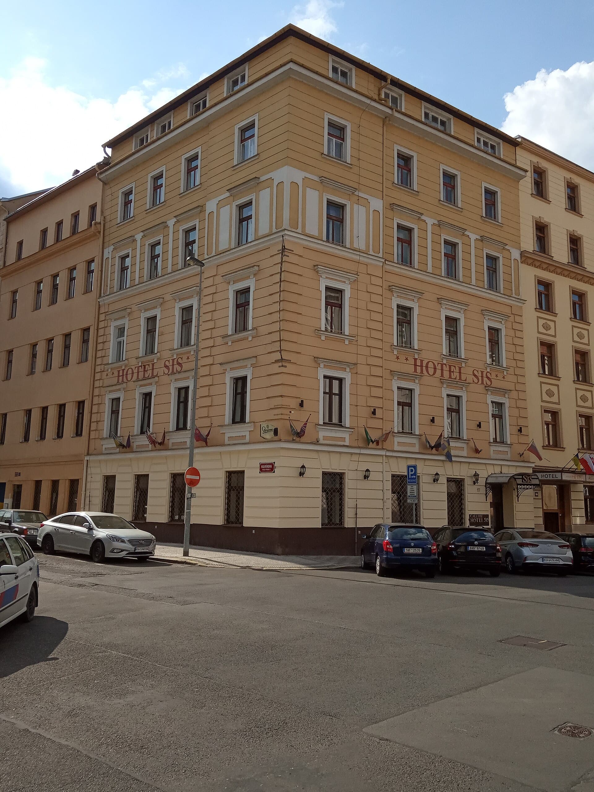 Gallery Hotel SIS (via Wikimedia Commons, CC BY-SA 3.0)