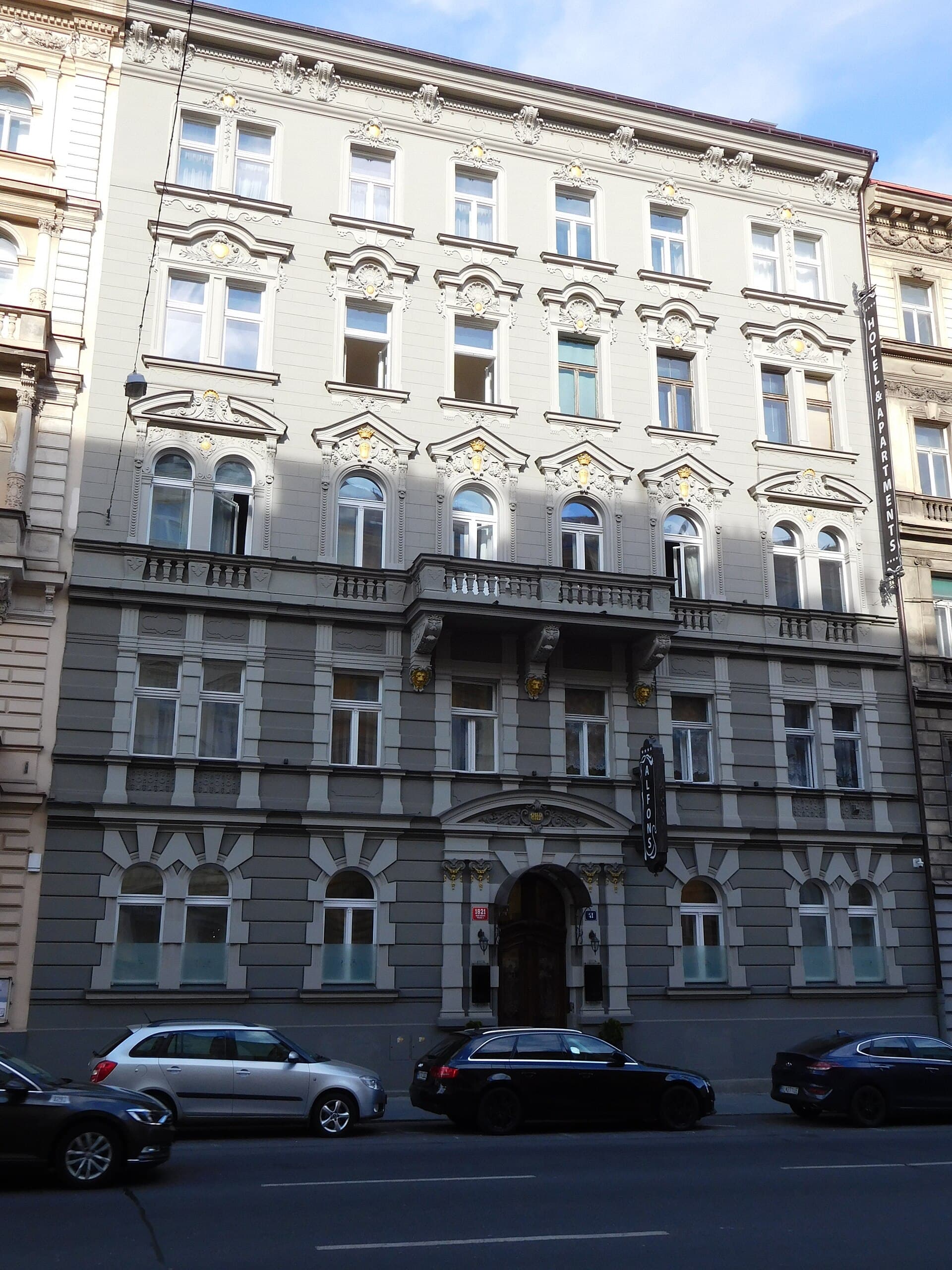 Hotel Alfons (via Wikimedia Commons, CC BY-SA 3.0)
