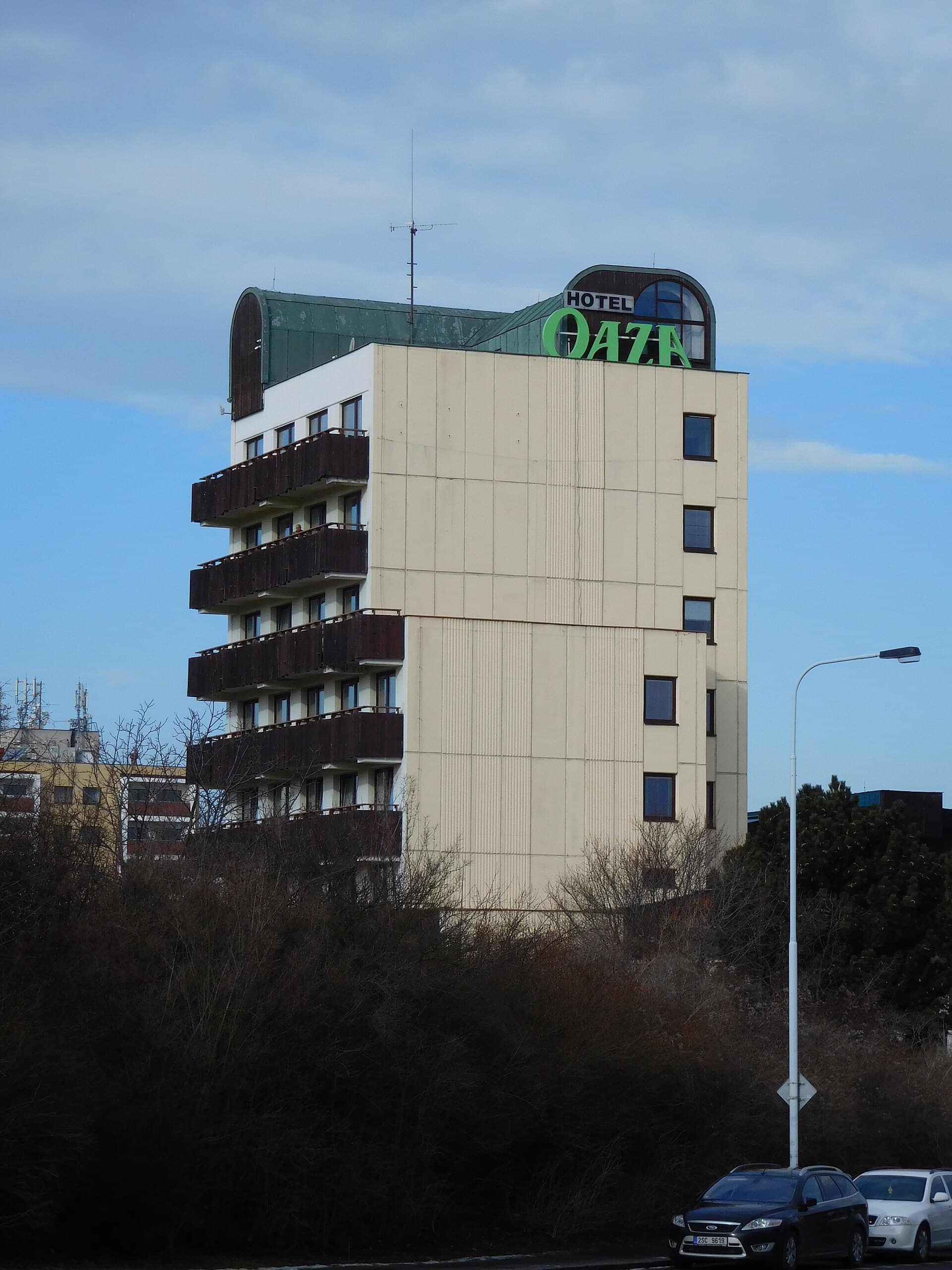 Hotel Oáza (via Wikimedia Commons, CC BY-SA 3.0)