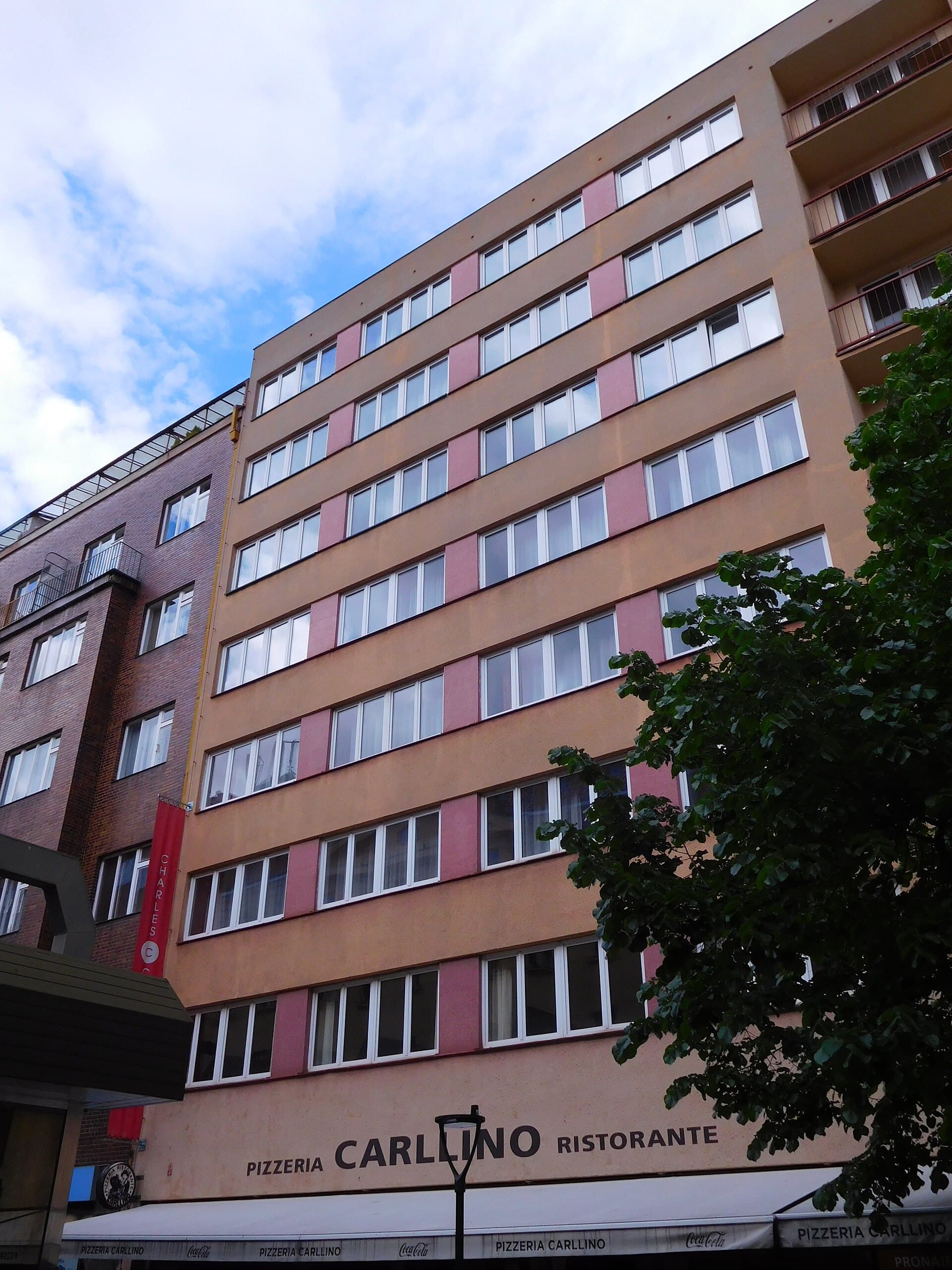 Hotel Charles Central (via Wikimedia Commons, CC BY-SA 3.0)