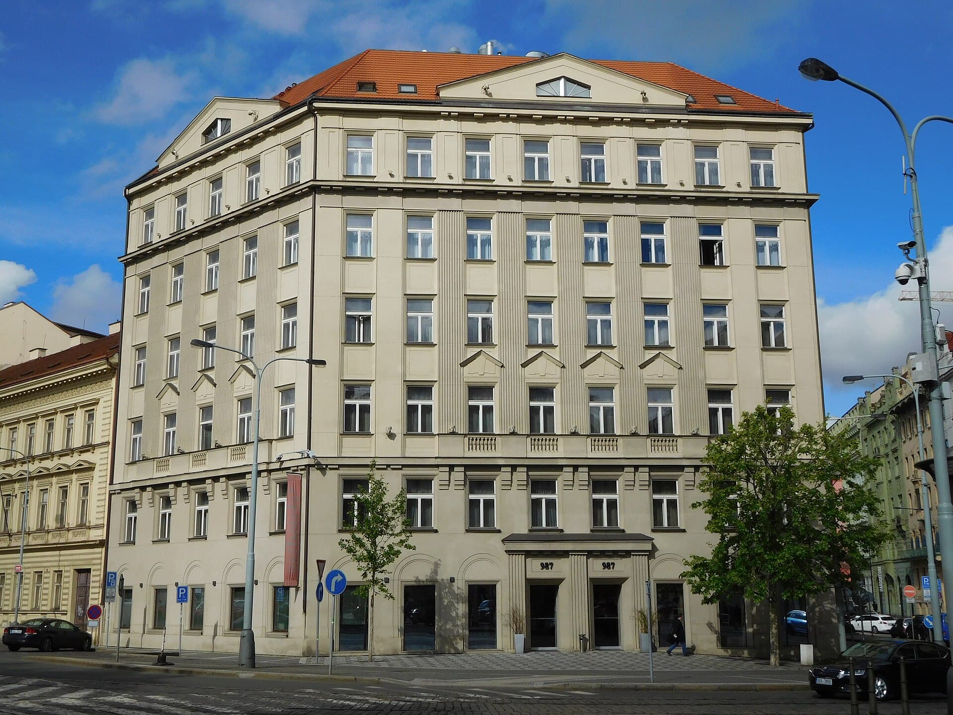 987 Prague Hotel (via Wikimedia Commons, CC BY-SA 3.0)