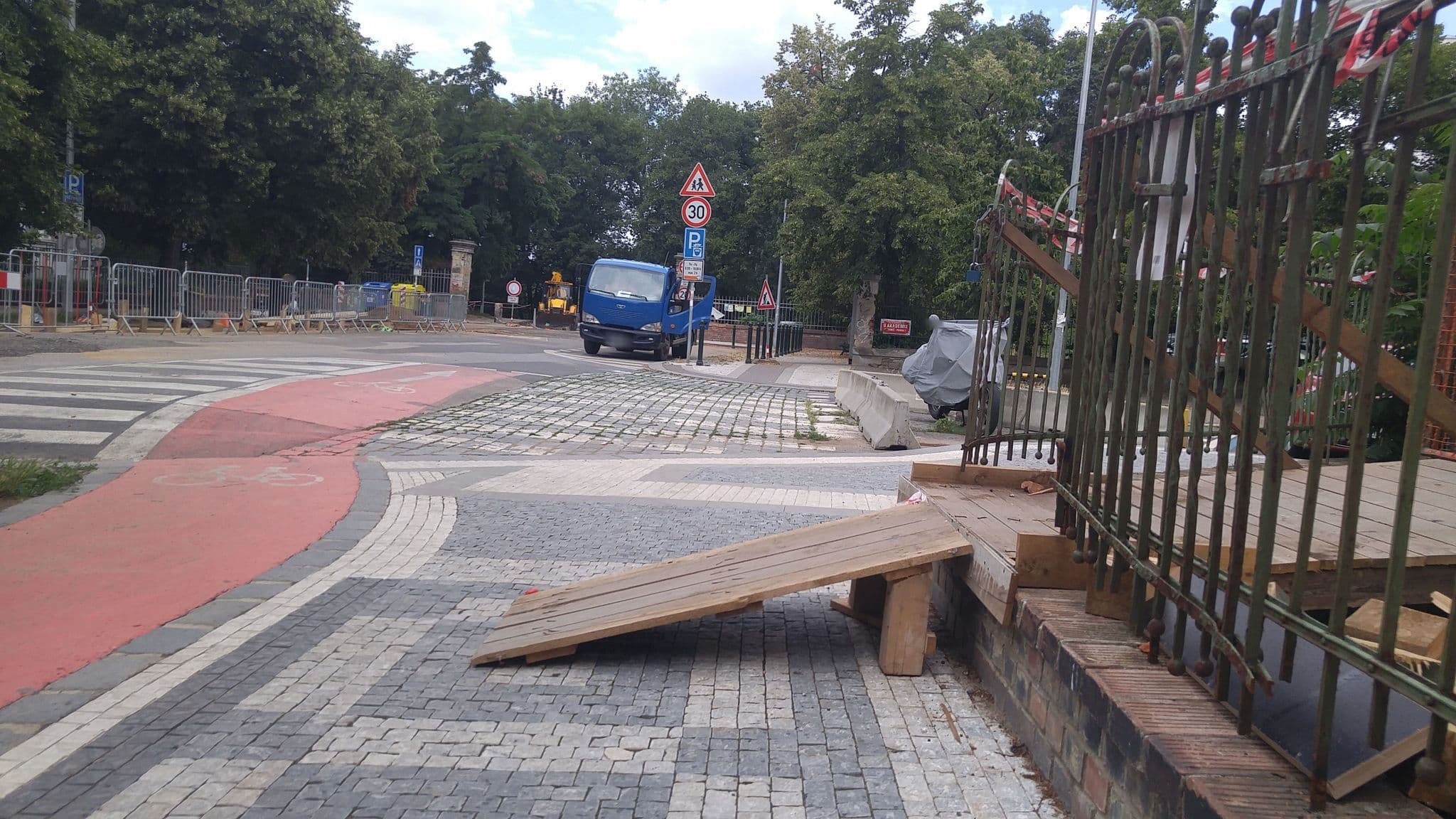 Street view near Prawo-prager Wohnbau, Troja — © pbb (CC BY-SA · Mapillary)